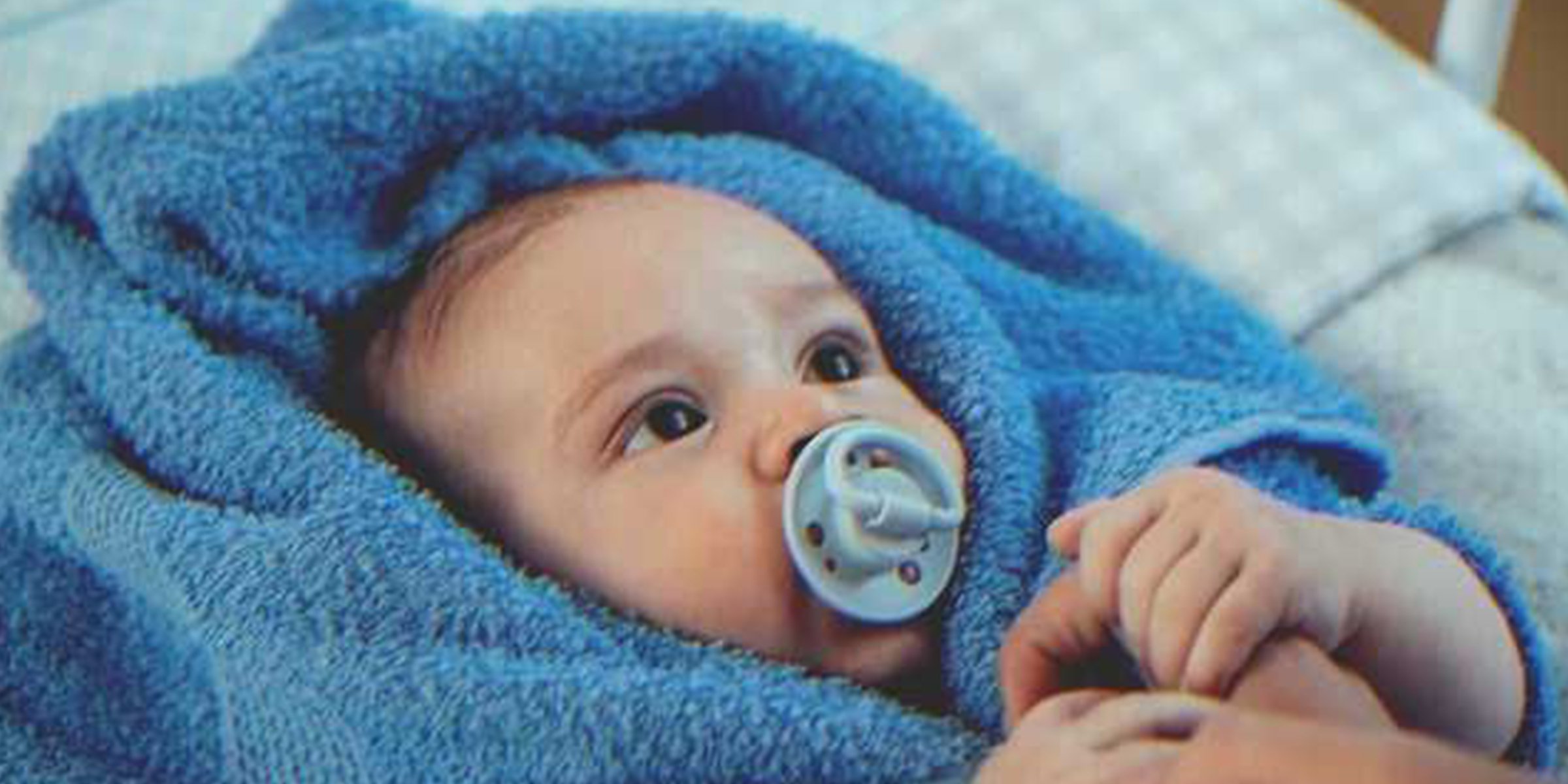 Un bebé envuelto en una toalla | Foto: Shutterstock