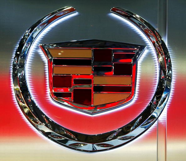 El logotipo corporativo de la compañía de automóviles Cadillac se ve el 4 de marzo de 2004 en el Salón Internacional del Automóvil de Ginebra, Suiza. | Fuente: Getty Images