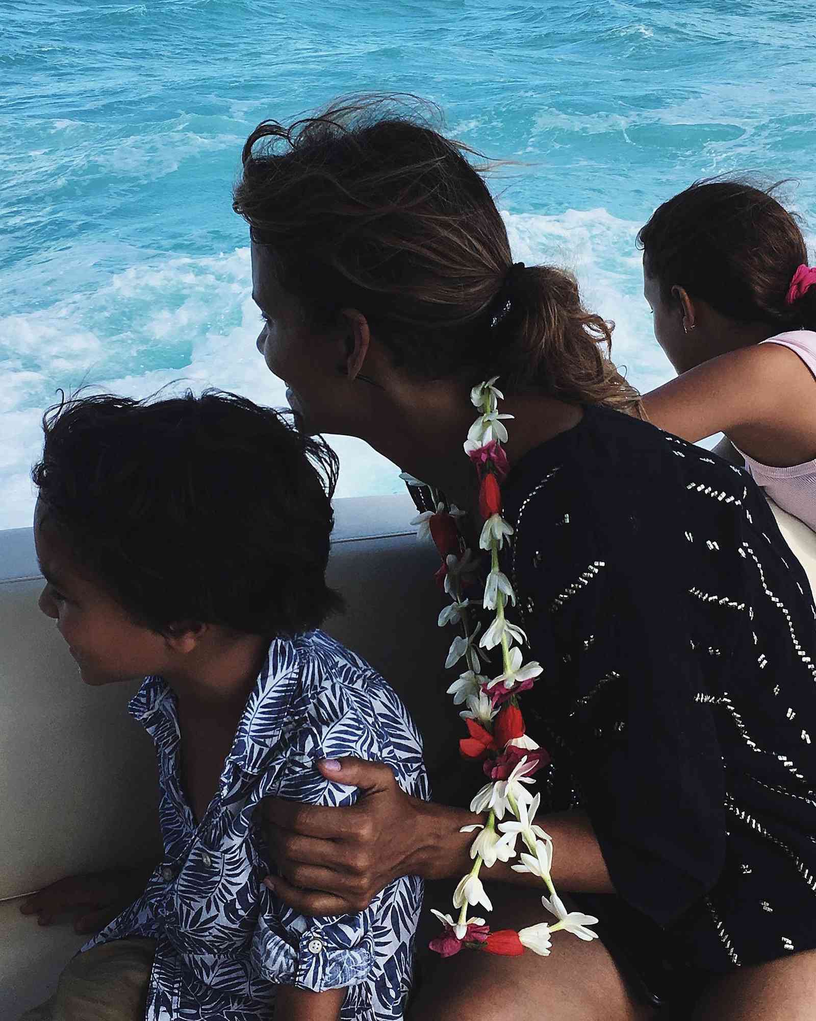 Halle Berry abrazó a su hijo pequeño, Maceo, durante un paseo en barco en familia, luciendo un colorido collar de flores mientras disfrutaban de las vistas del mar. | Fuente: Instagram a través de @halleberry