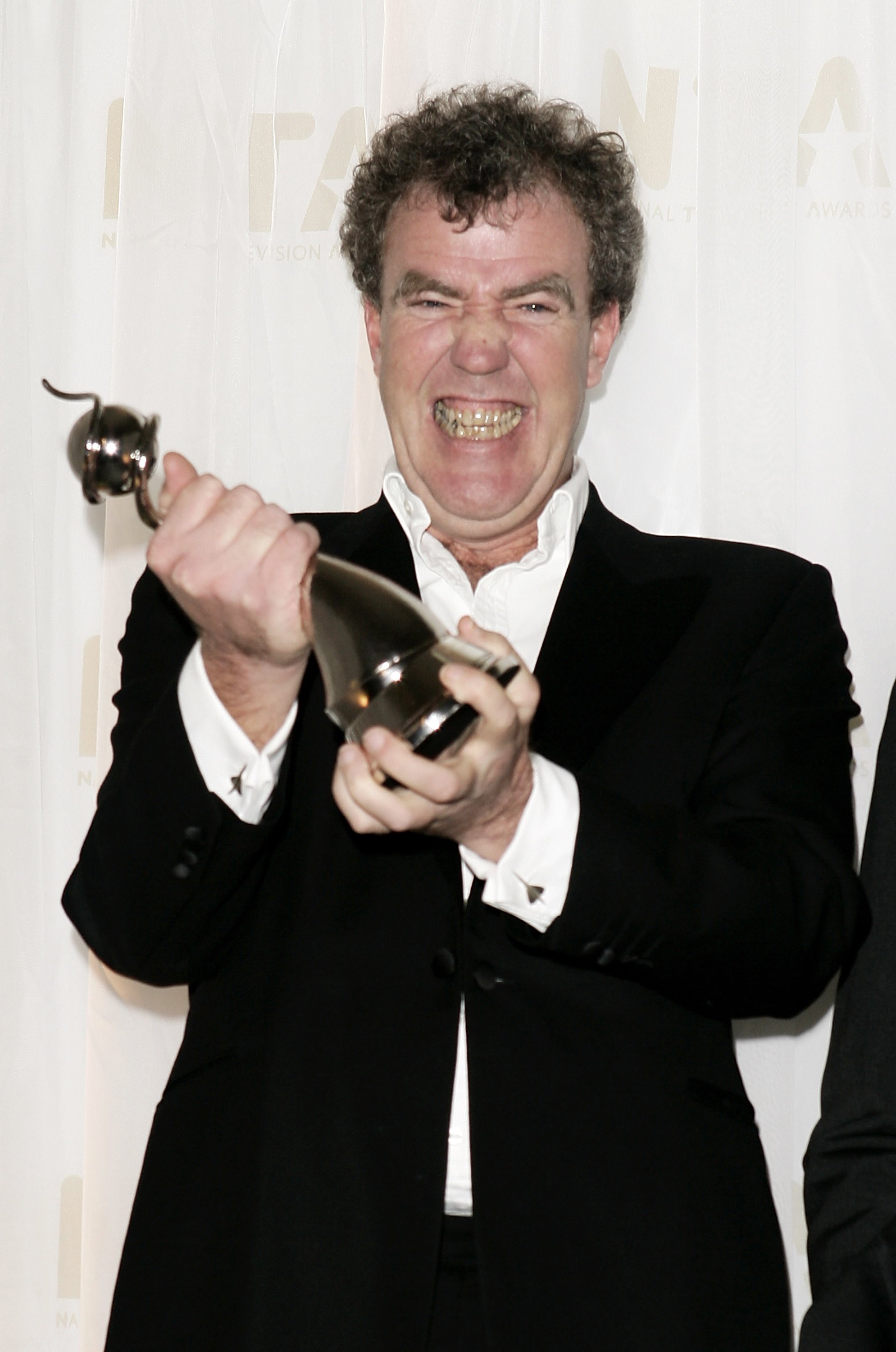 Jeremy Clarkson posa con el premio al Programa Factual Más Popular por "Top Gear" el 31 de octubre de 2006 | Fuente: Getty Images