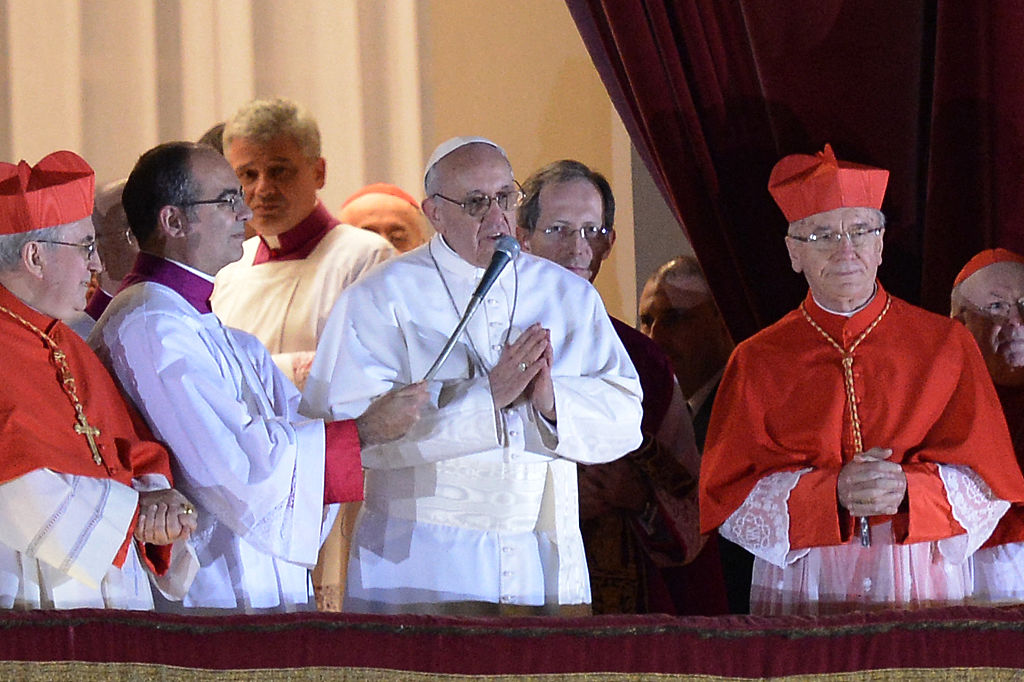 El cardenal argentino Jorge Bergoglio, elegido papa Francisco (C) se dirige a la multitud en el balcón de la Basílica de San Pedro tras ser elegido 266º papa de la Iglesia Católica Romana el 13 de marzo de 2013 en el Vaticano.