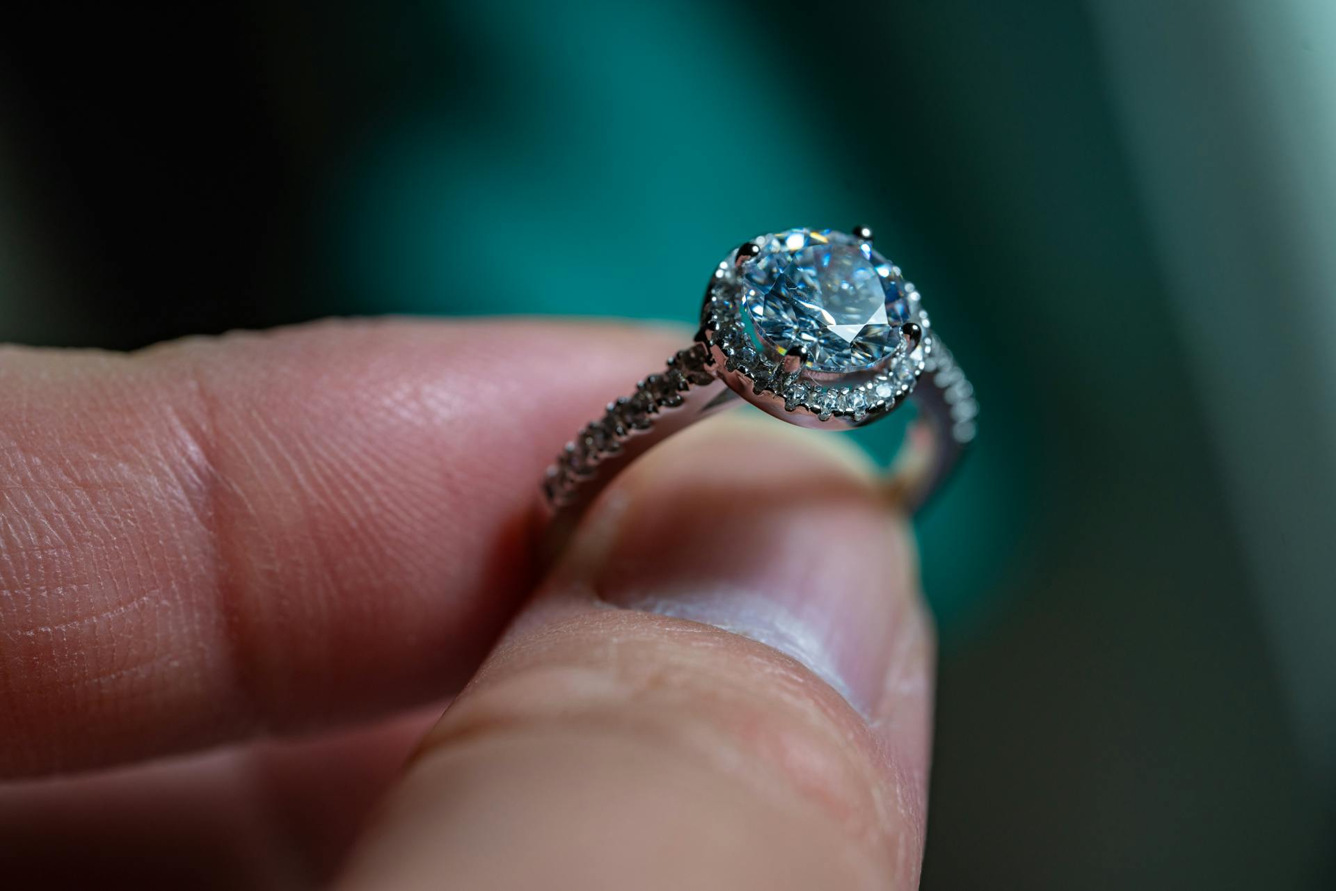 Mujer sosteniendo un anillo de diamantes | Fuente: Pexels