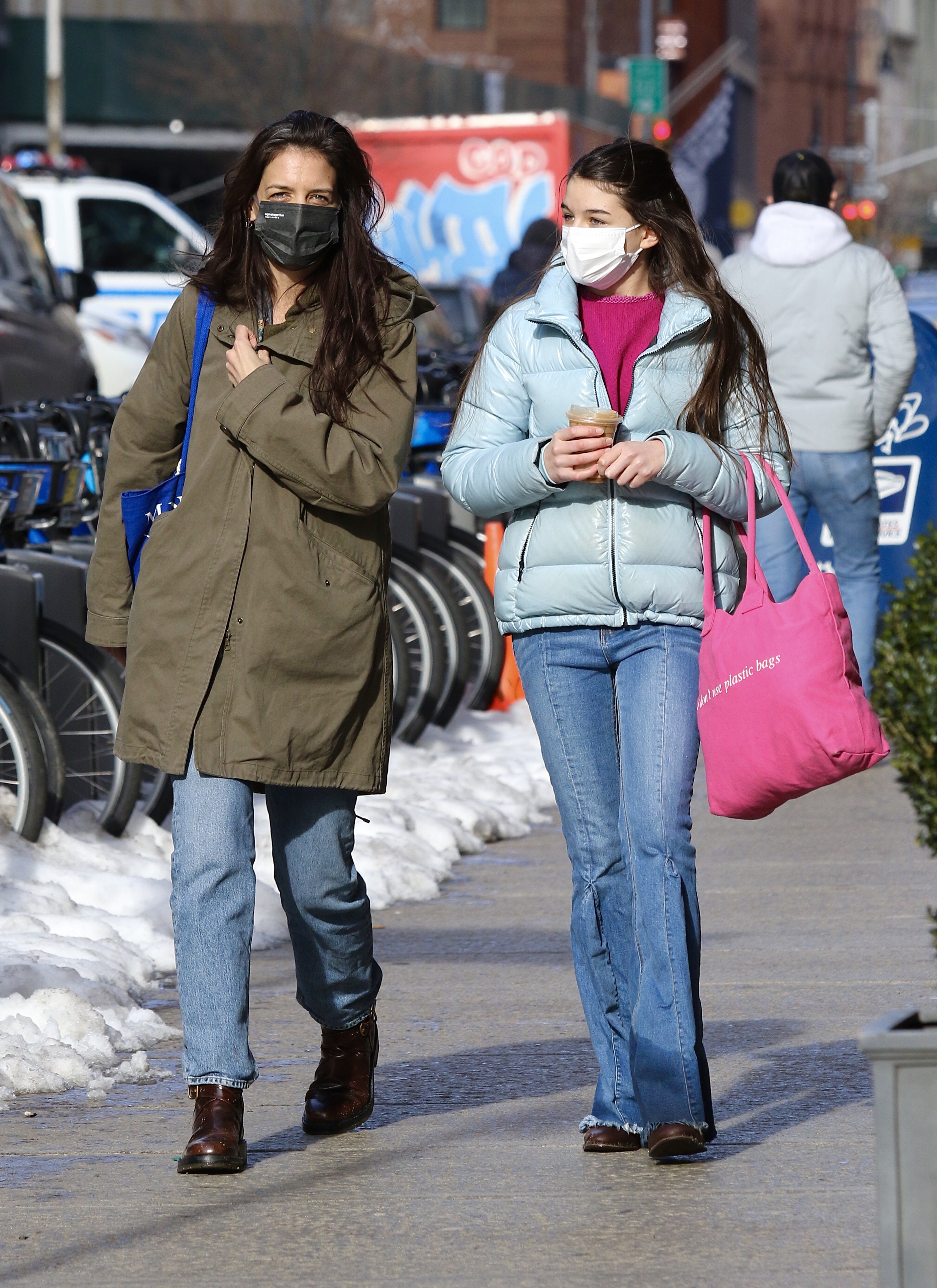 Katie Holmes y Suri Cruise de paseo el 6 de febrero de 2021 en Nueva York | Fuente: Getty Images