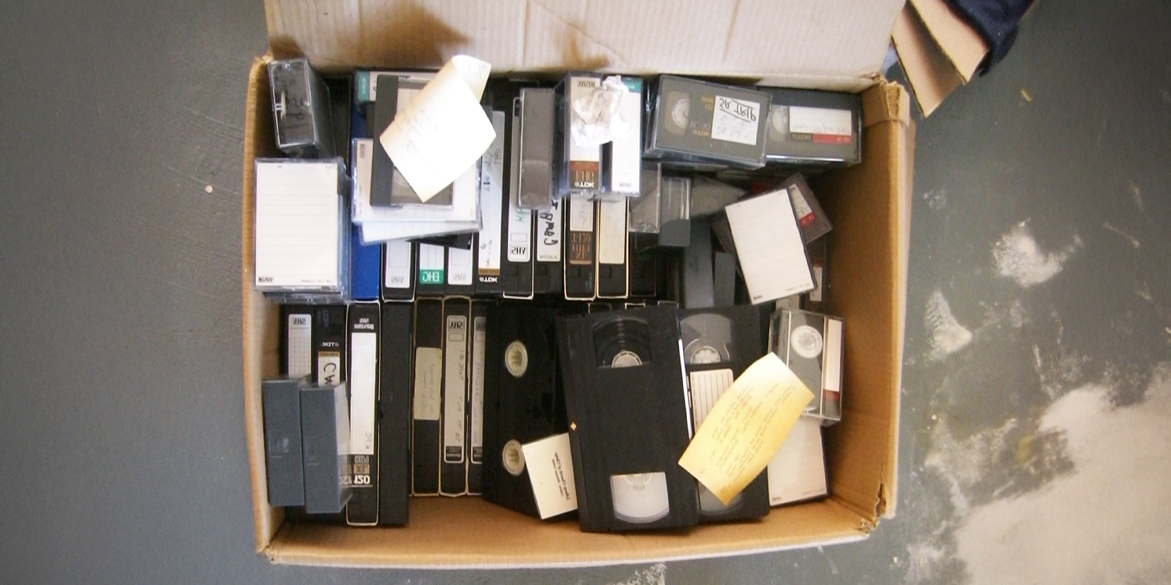 Una colección de cintas de vídeo en una caja | Fuente: Flickr.com/jasoneppink (CC BY 2.0)