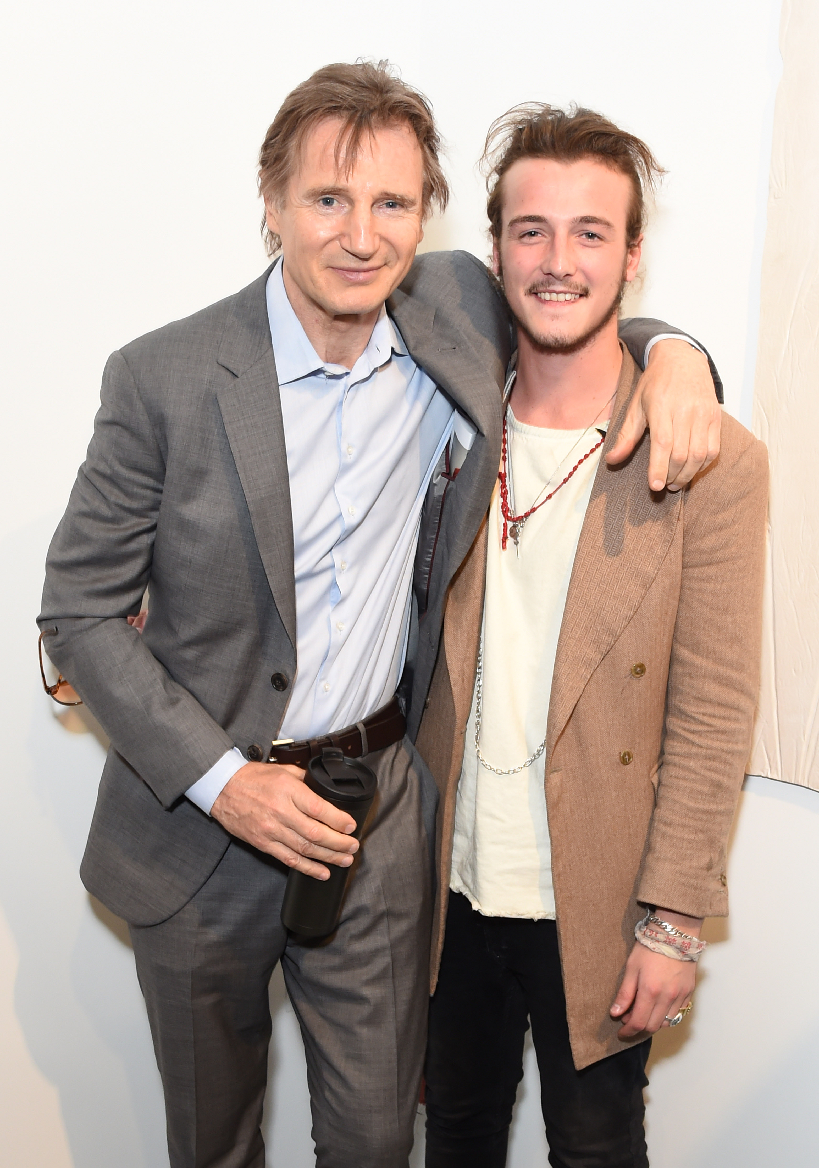 Liam y Michael Neeson en la fiesta de presentación de Maison Mais Non, mientras este último lanza una galería de moda en el Soho, el 2 de junio de 2015, en Londres, Inglaterra. | Foto: Getty Images