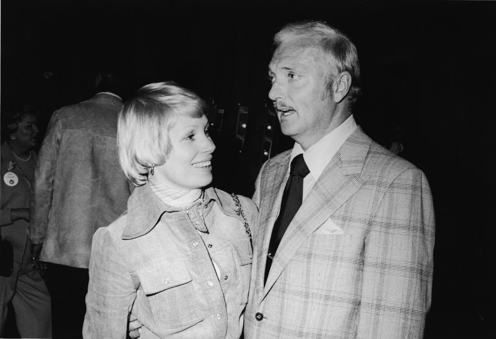 La famosa actriz y Jack Cassidy en la inauguración del Museo Motorama en Hollywood, California, en marzo de 1975. | Fuente: Getty Images