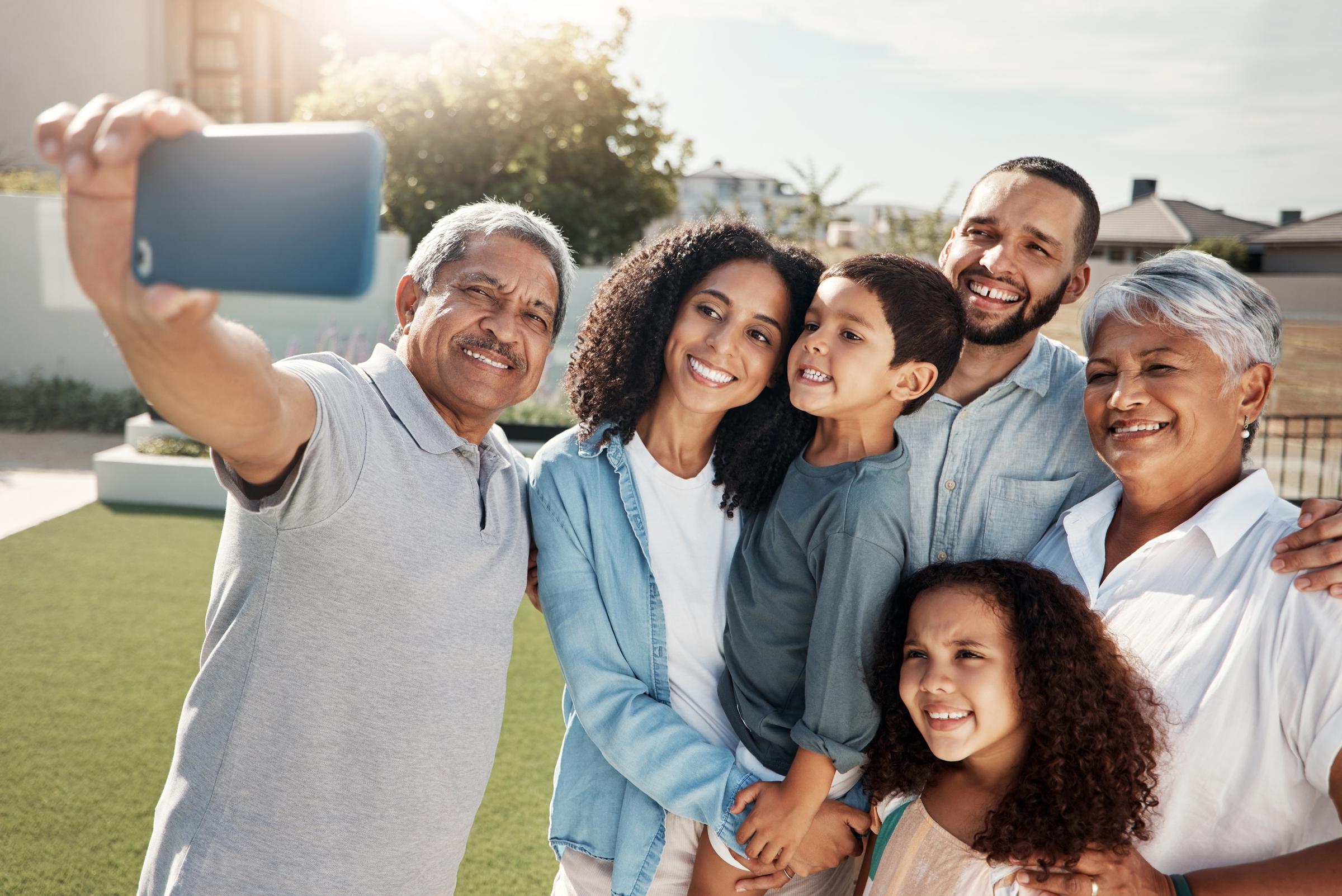 Una familia tomándose un selfie | Fuente: Shutterstock