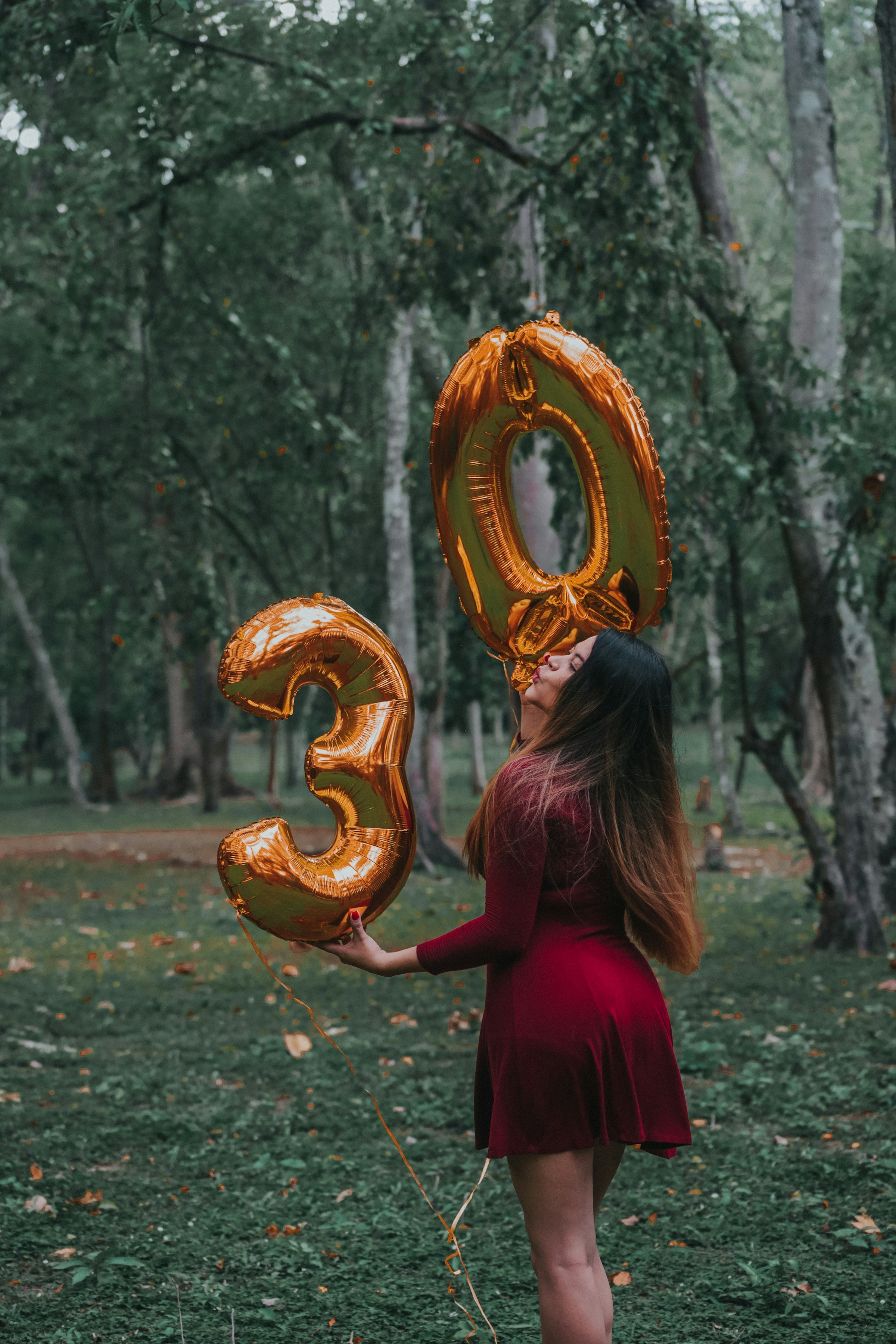 Una mujer con globos de cumpleaños | Foto: Unsplash