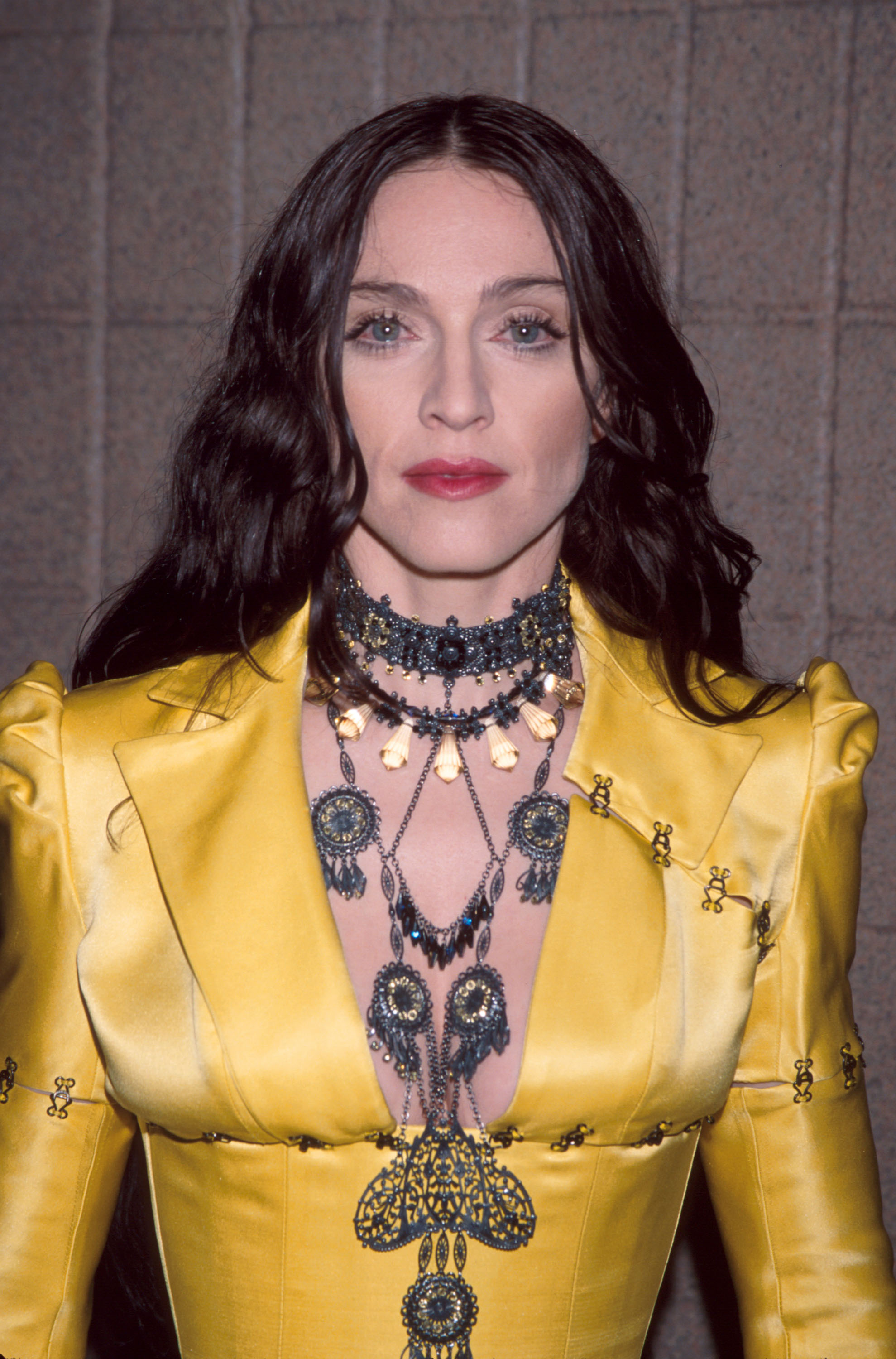 Madonna en una foto tomada en Nueva York en 1998, años antes de que su aspecto y su forma de afrontar el envejecimiento se convirtieran en un tema candente de debate público. | Fuente: Getty Images