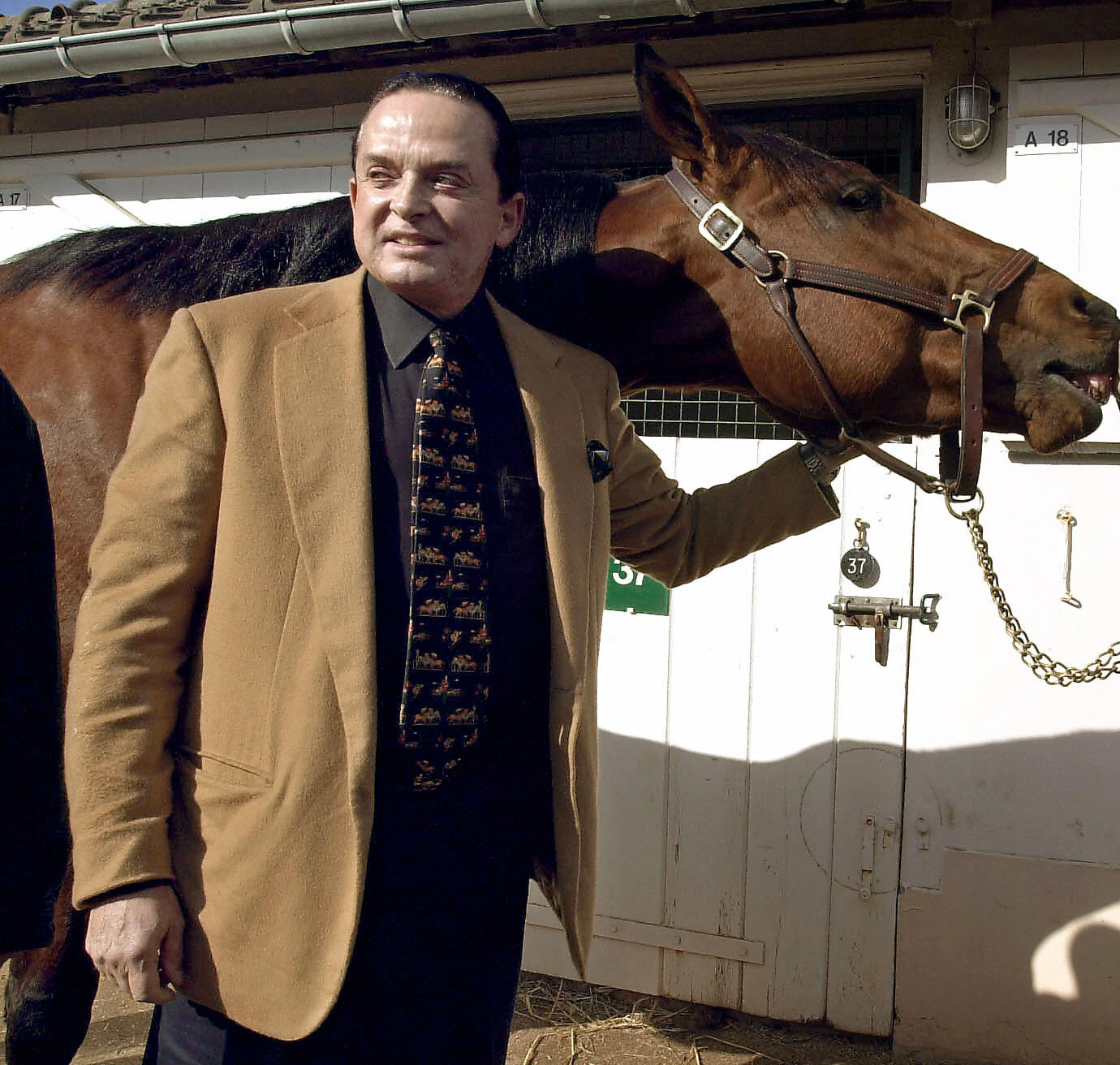 Alec Wildenstein posando con su caballo Kesaco Phedo, ganador del Criterium de tres años y del Prix de Vincennes, el 7 de marzo de 2002 | Fuente: Getty Images