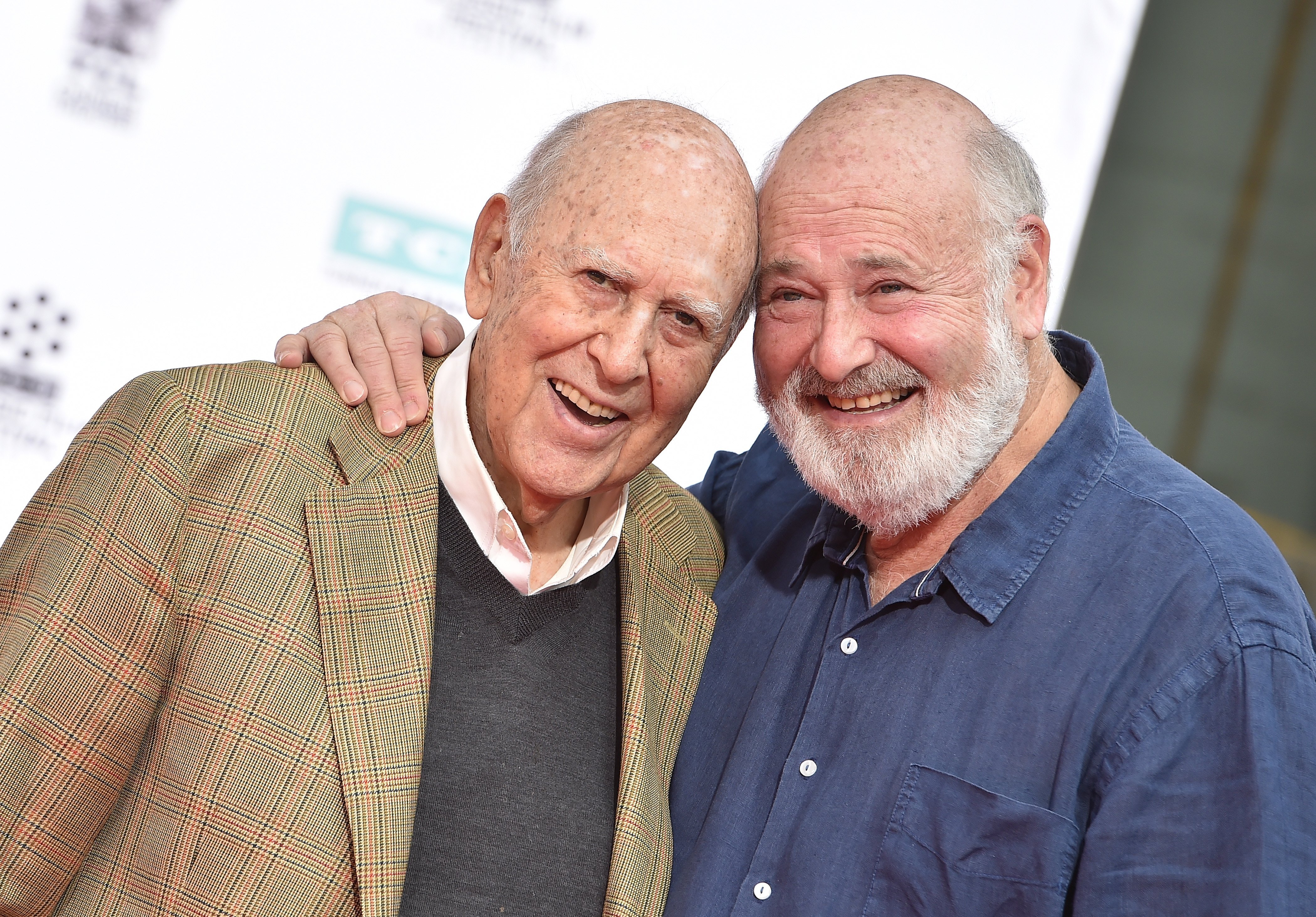 Carl Reiner y Rob Reiner son honrados con una Ceremonia de Mano y Huella el 7 de abril de 2017, en Hollywood, California. | Foto: Getty Images