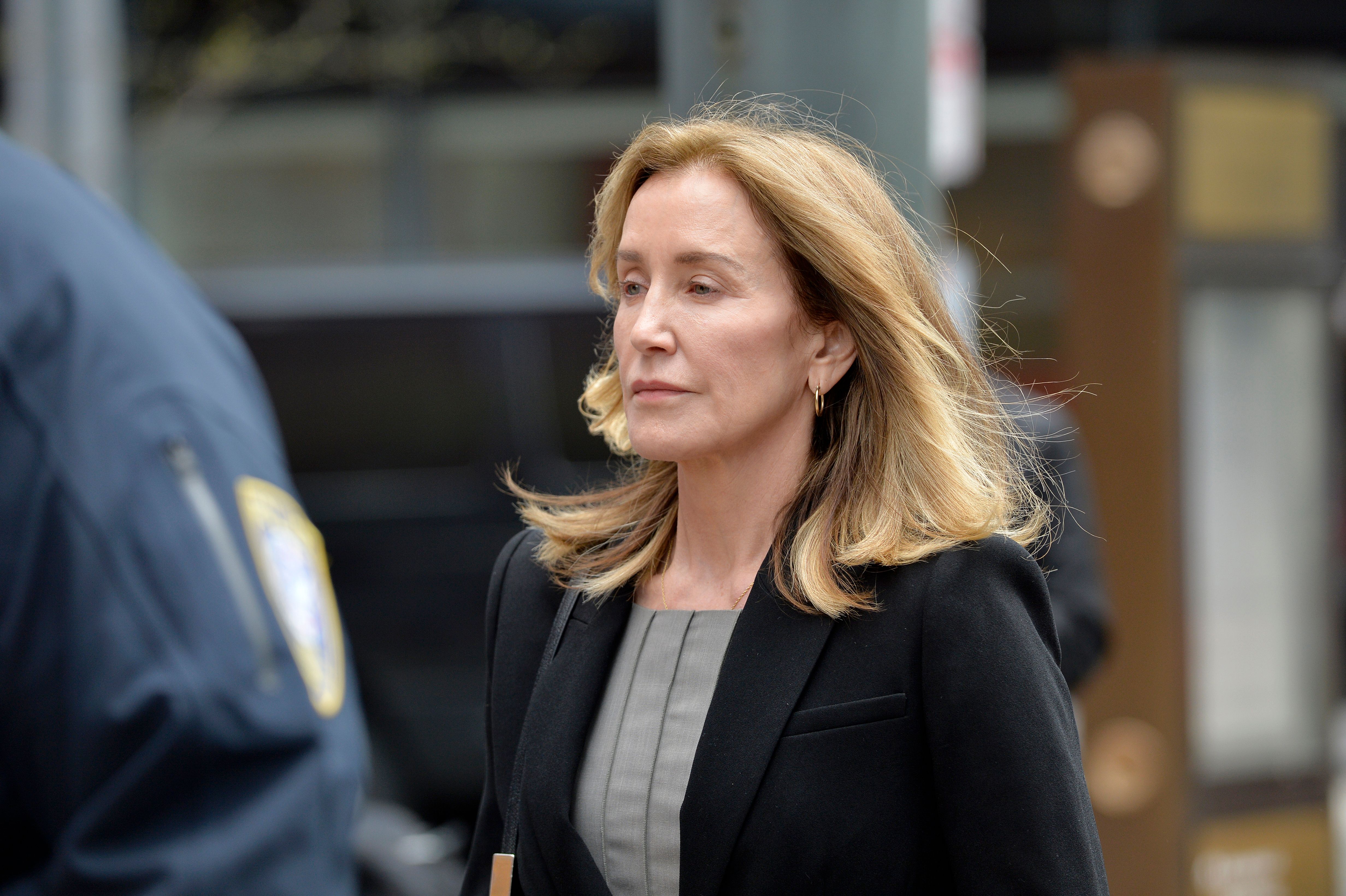 Felicity Huffman es escoltada por la Policía al tribunal el 13 de mayo de 2019 en Boston, Massachusetts | Fuente: Getty Images