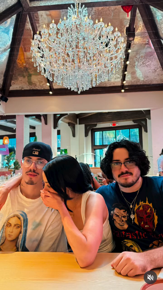 Ryan Muñiz posa acompañado de sus allegados en su festejo de cumpleaños número 23. | Foto: Instagram.com/dayanarapr