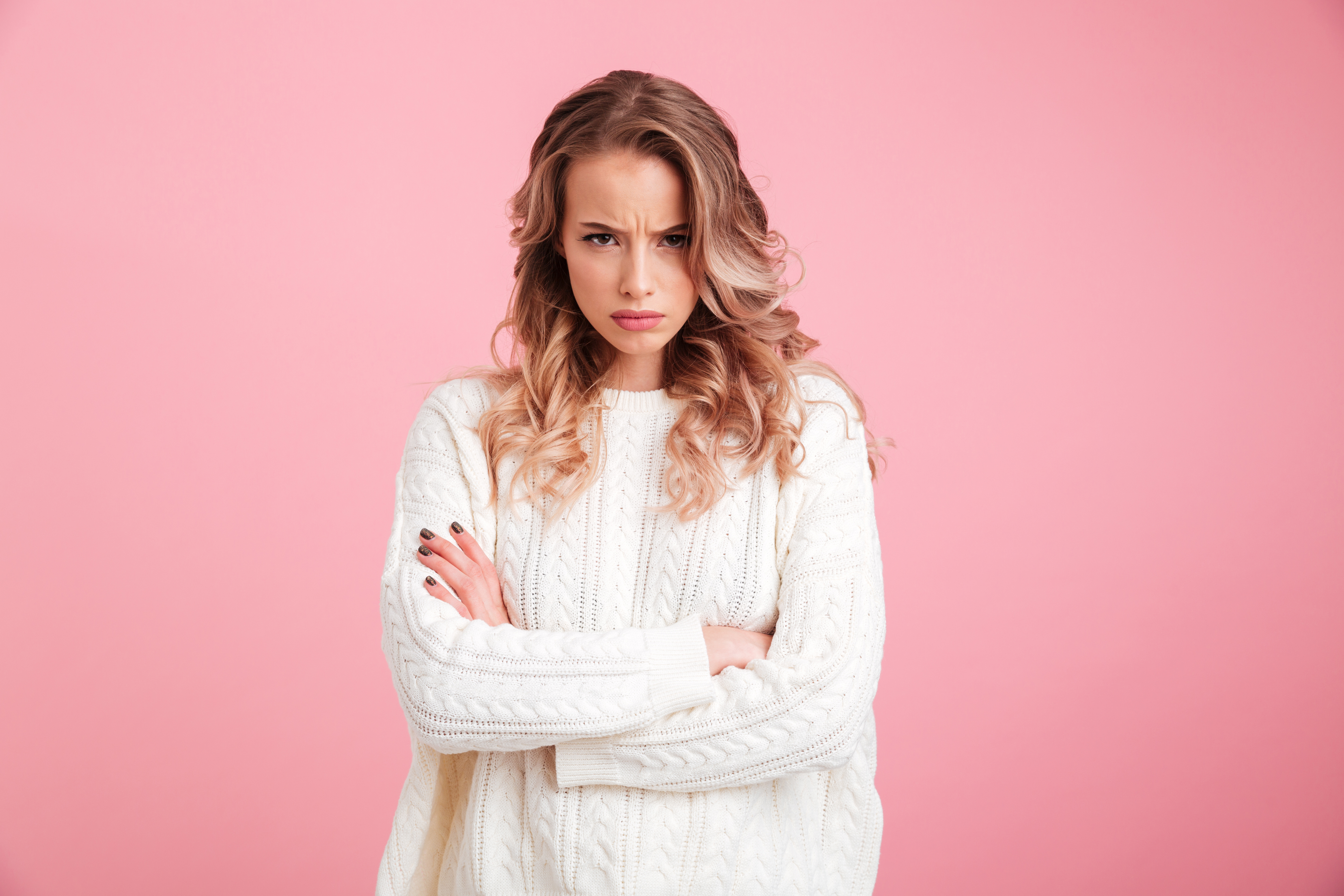 Una chica enfadada con los brazos cruzados | Fuente: Shutterstock