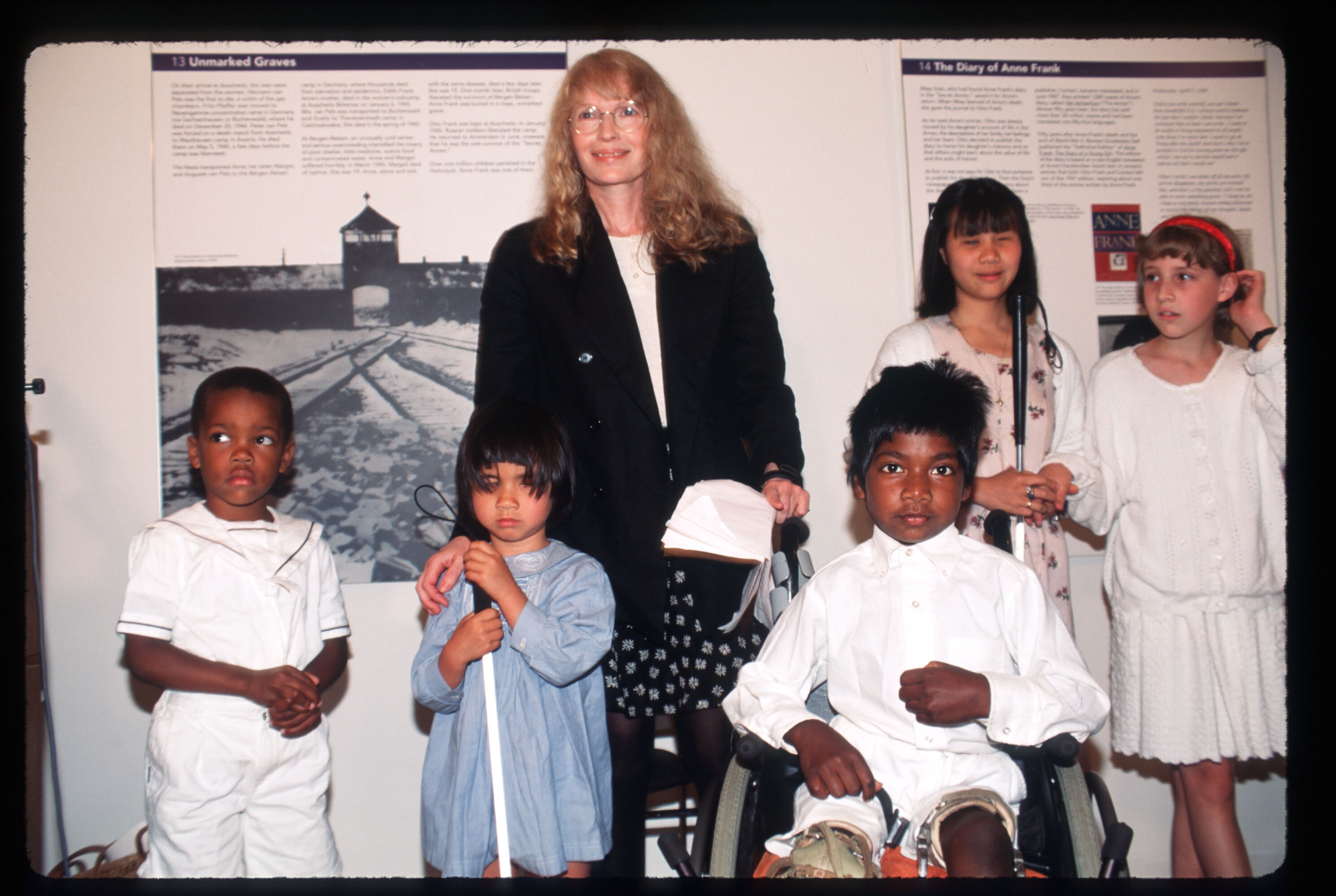 Mia Farrow con sus hijos en el Centro Ana Frank de Nueva York, el 12 de junio de 1996. | Fuente: Getty Images