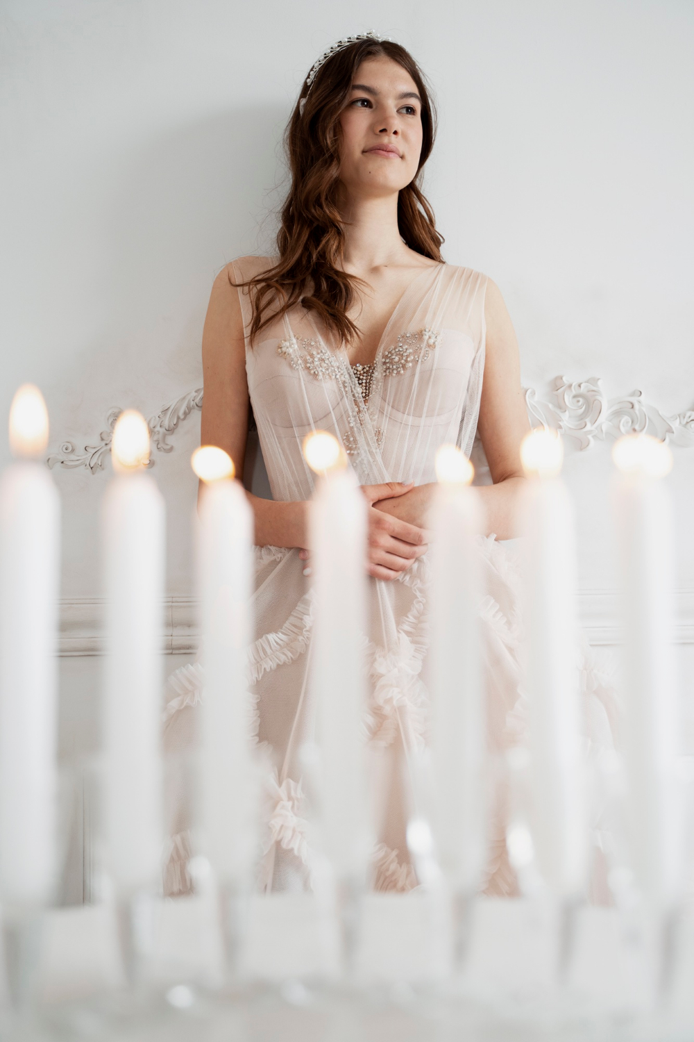 Una chica con un vestido rosa suave | Fuente: Freepik