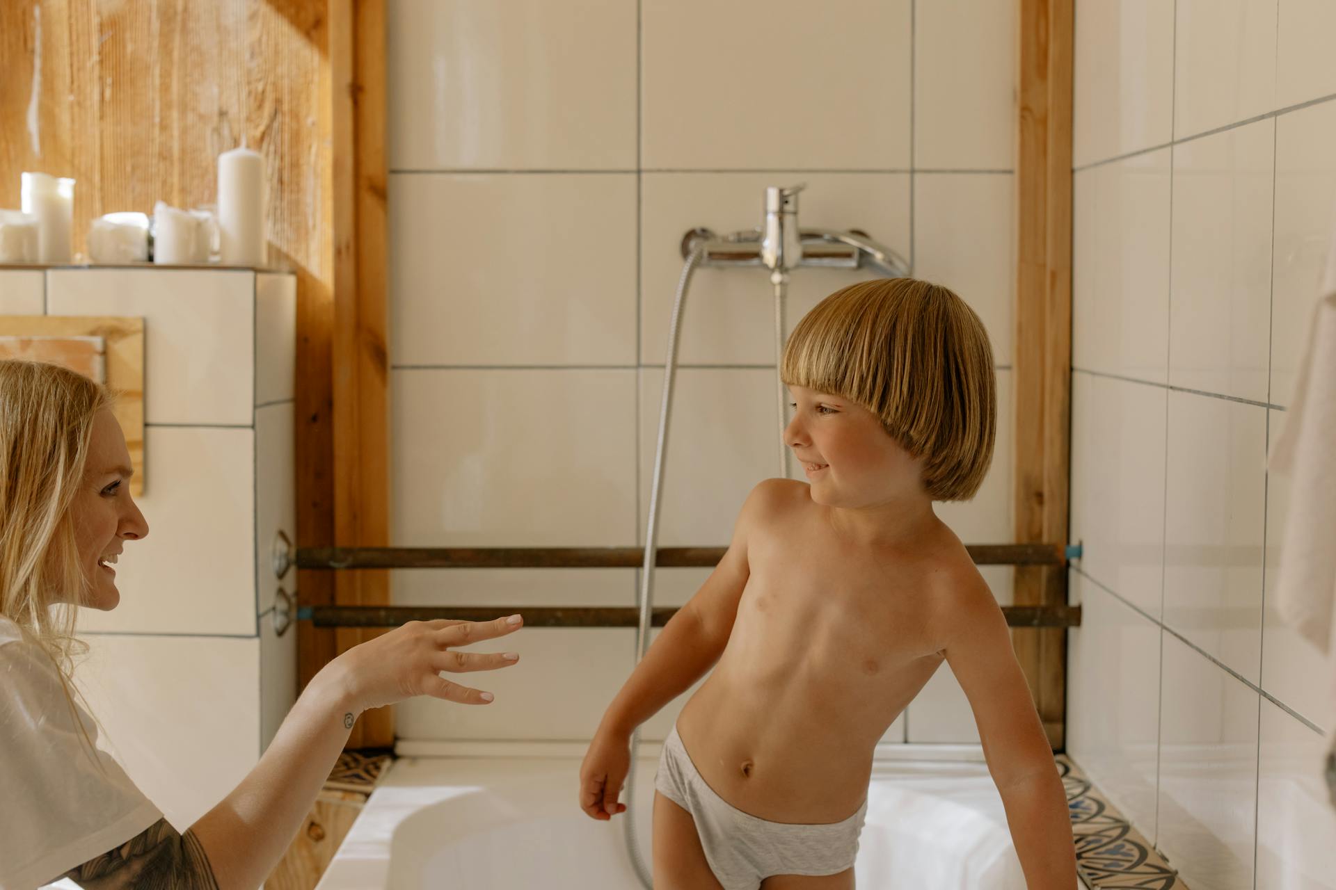 Una madre con su hijo en el baño | Foto: Pexels