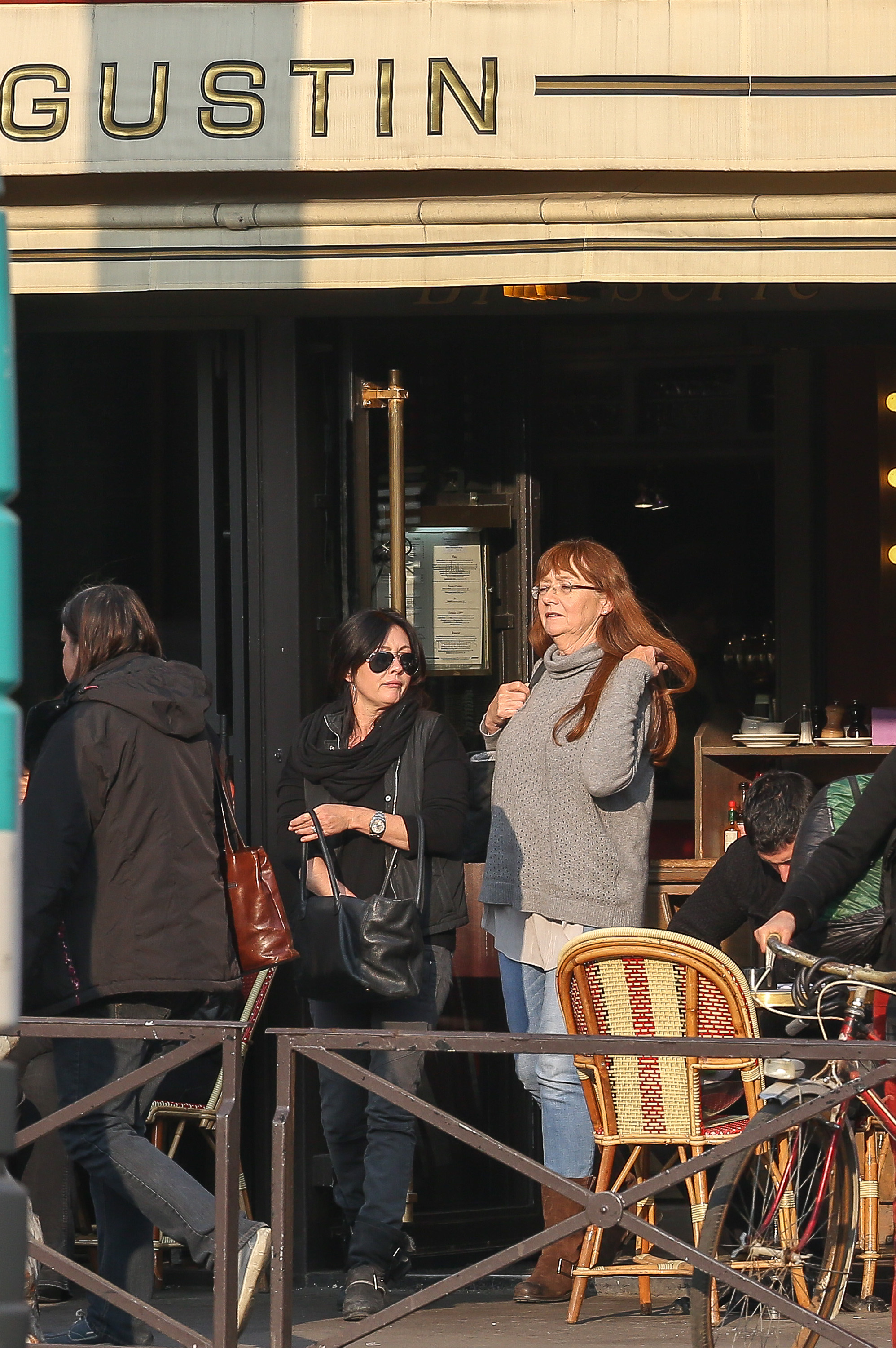 Shannen Doherty y su madre Rosa Doherty son vistas saliendo del restaurante 'Saint Augustin' el 13 de marzo de 2014, en París, Francia | Fuente:  Getty Images