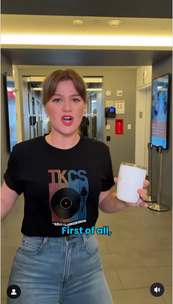 Foto de Kelly Clarkson estrenando un nuevo peinado tomada de un vídeo publicado el 23 de septiembre de 2024 | Fuente: Instagram/kellyclarksonshow