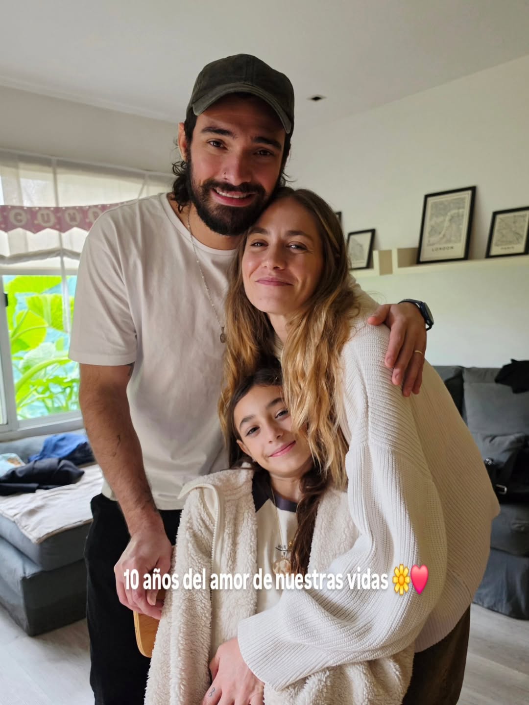 Rocío Igarzábal y Milton Cámara con su hija Lupe posando abrazados para un retrato | Fuente: Instagram/rochi_igarzabalok