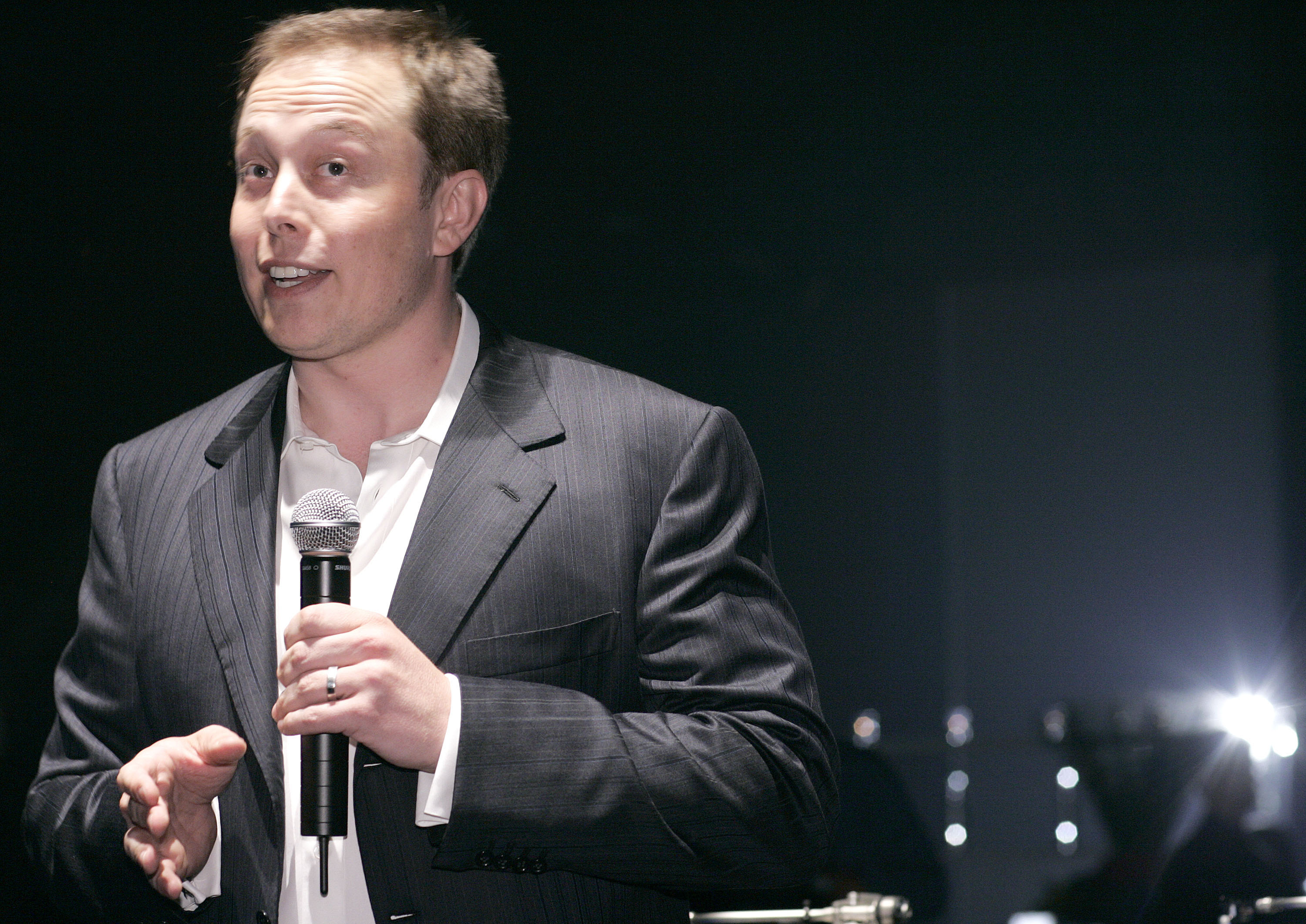 Elon Musk fotografiado durante la presentación del Tesla Roadster en 2006 | Fuente: Getty Images