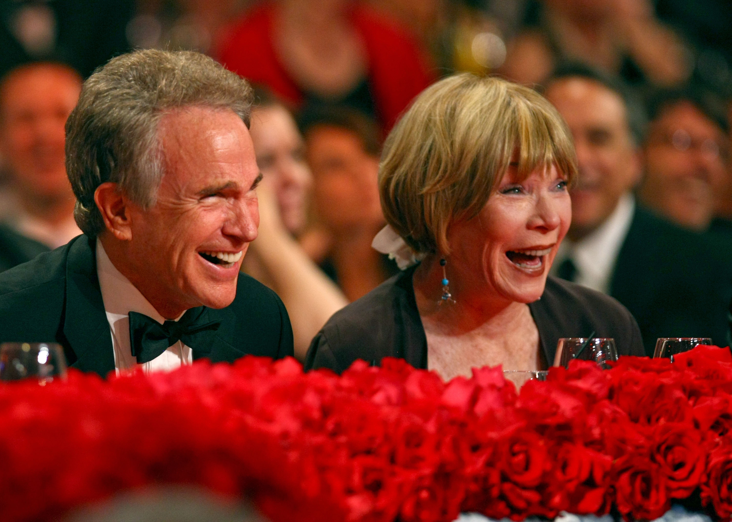 Warren Beatty y Shirley MacLaine entre el público durante la 36ª edición del AFI Life Achievement Award en homenaje a Warren Beatty, celebrada en Hollywood, California, el 11 de junio de 2008. | Fuente: Getty Images
