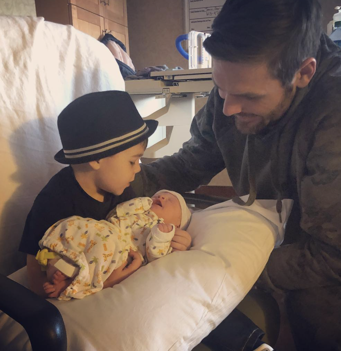 Isaiah, Jacob y Mike Fisher fotografiados en el hospital, con fecha de enero de 2019 | Fuente: Instagram/carrieunderwood