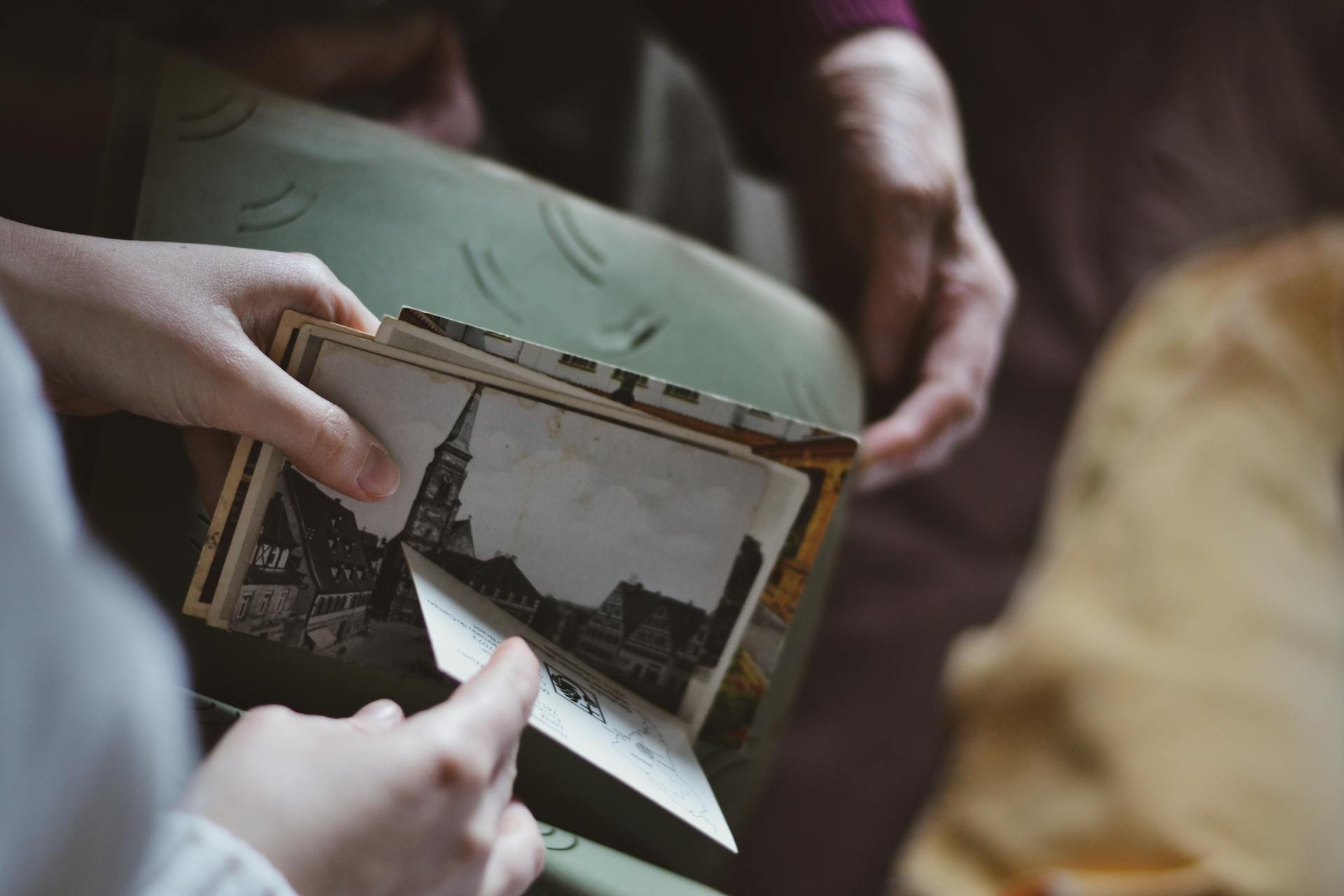 Una mujer sosteniendo fotografías antiguas | Fuente: Pexels