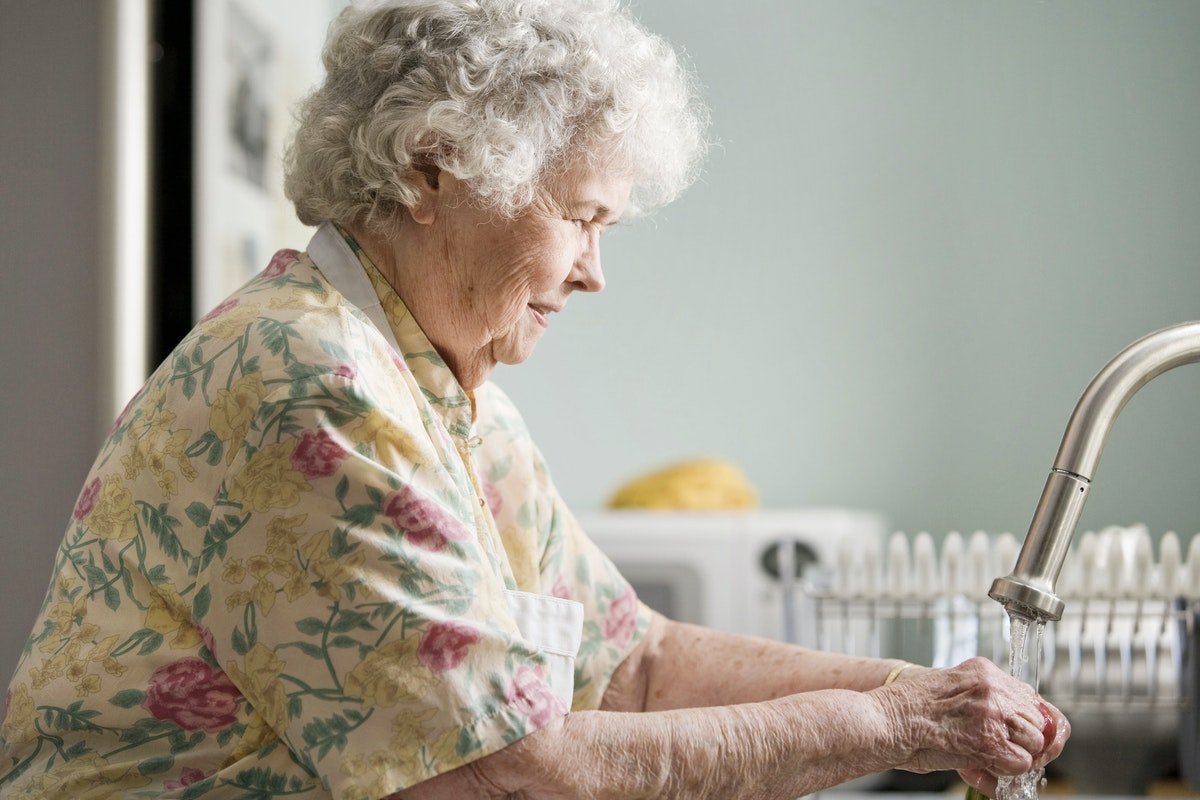 Abuela se lava las manos. | Foto: Rawpixel