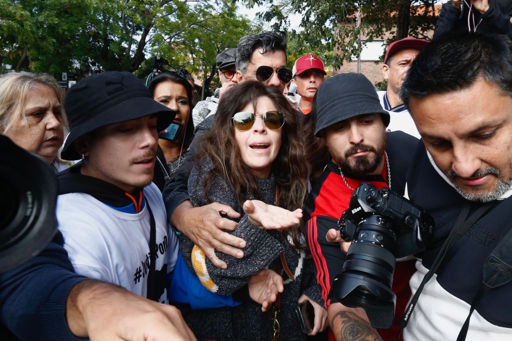 Dalma Maradona (centro), hija de la fallecida leyenda del fútbol argentino Diego Armando Maradona, llega al tribunal el 11 de marzo de 2025 en San Isidro, Argentina. | Fuente: Getty Images