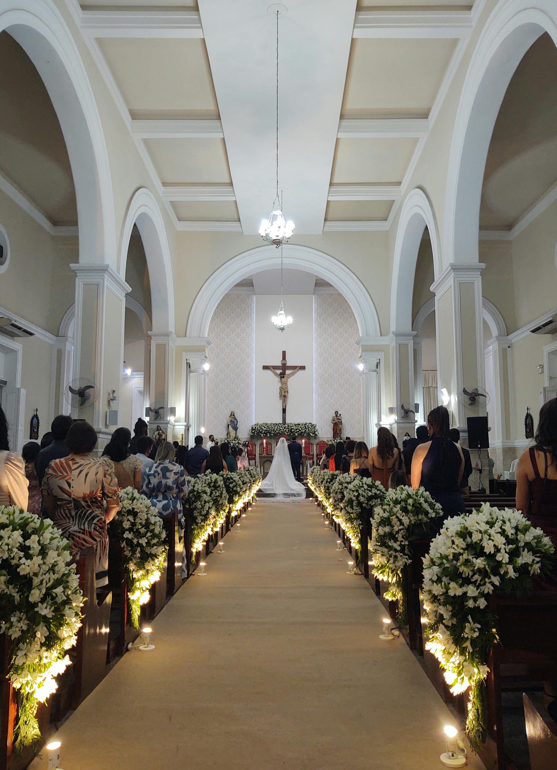 Una capilla llena de invitados que asisten a una boda | Fuente: Pexels