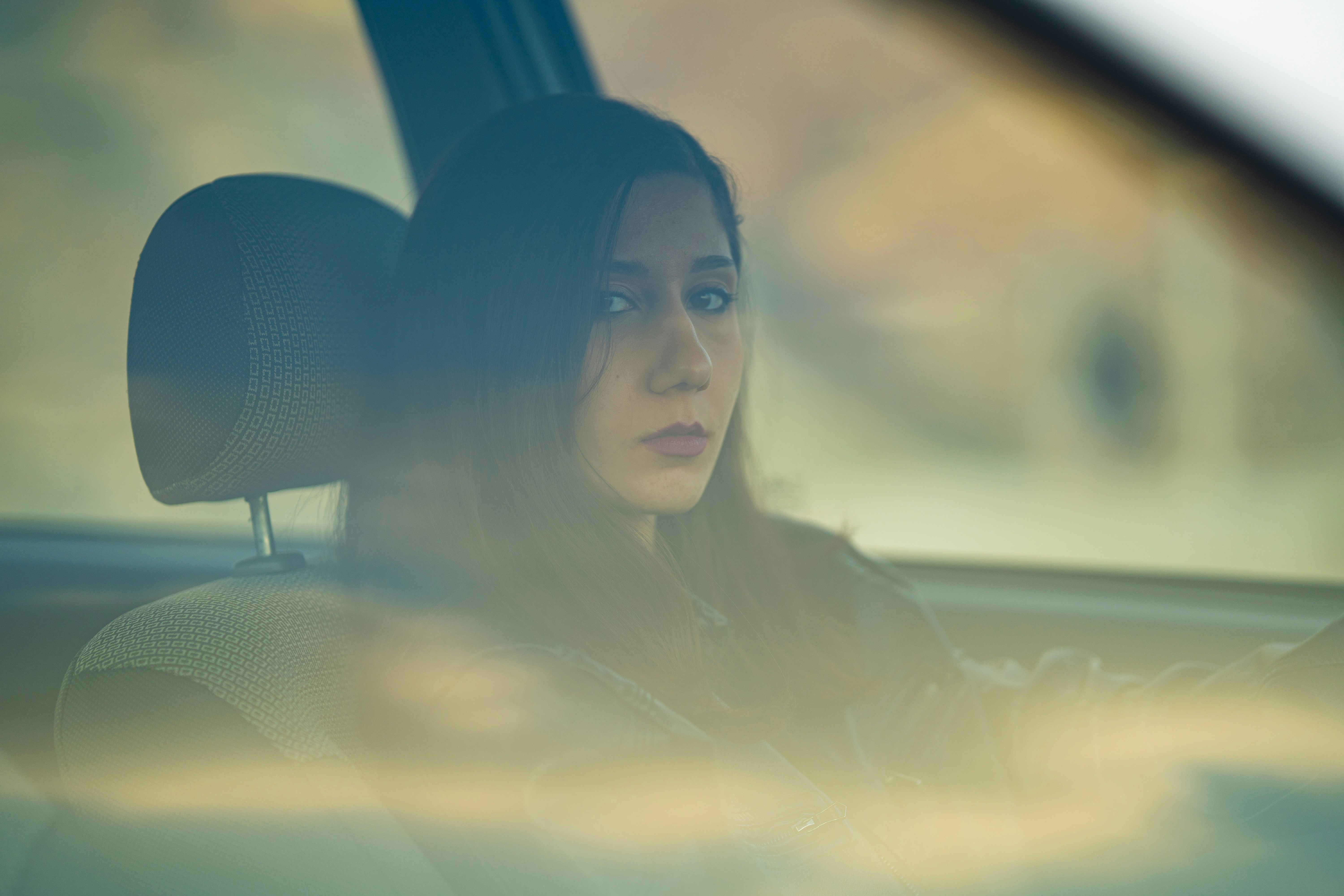 Una donna sconvolta alla guida Fonte: Unsplash