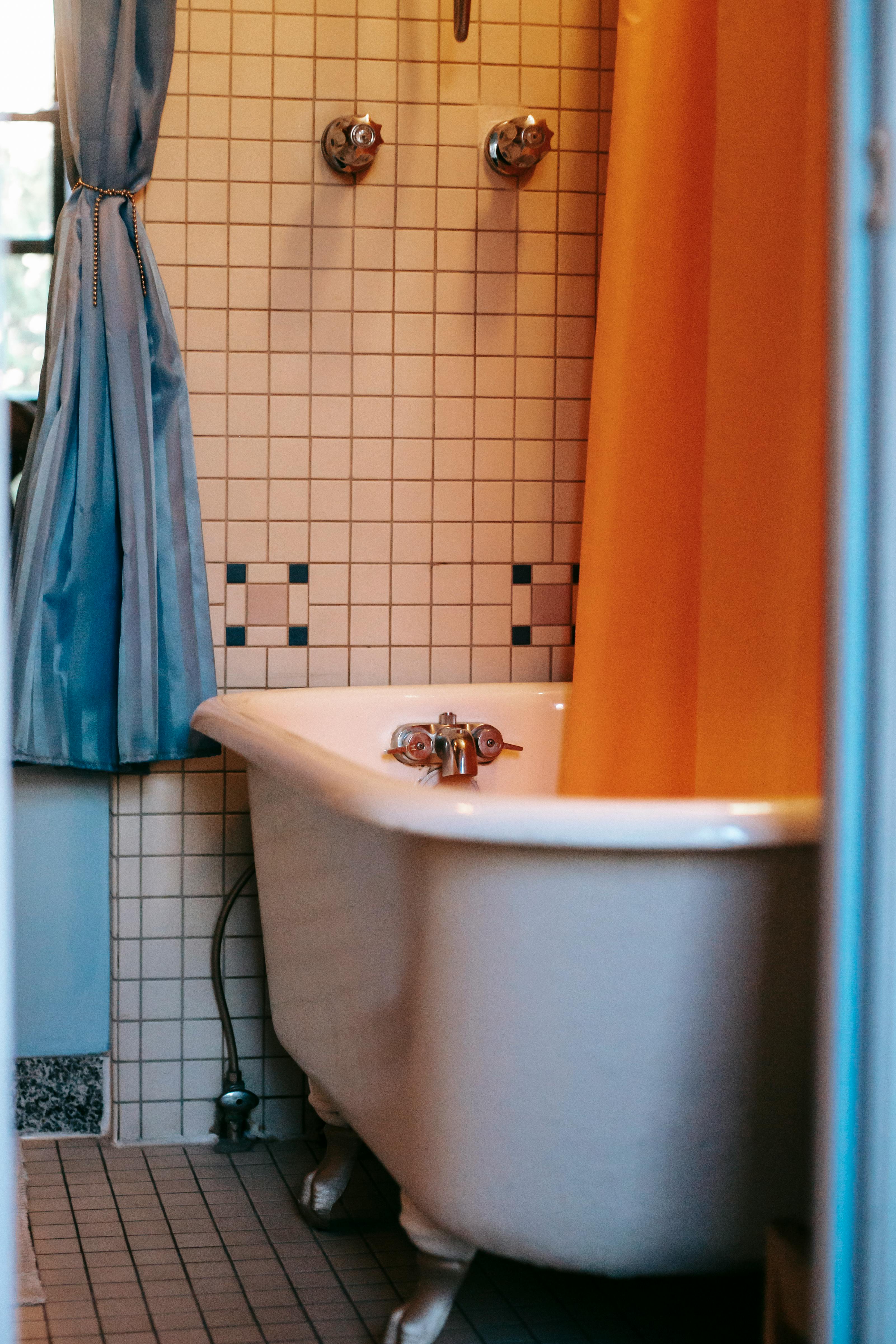 Una cortina de ducha naranja en un cuarto de baño | Fuente: Pexels