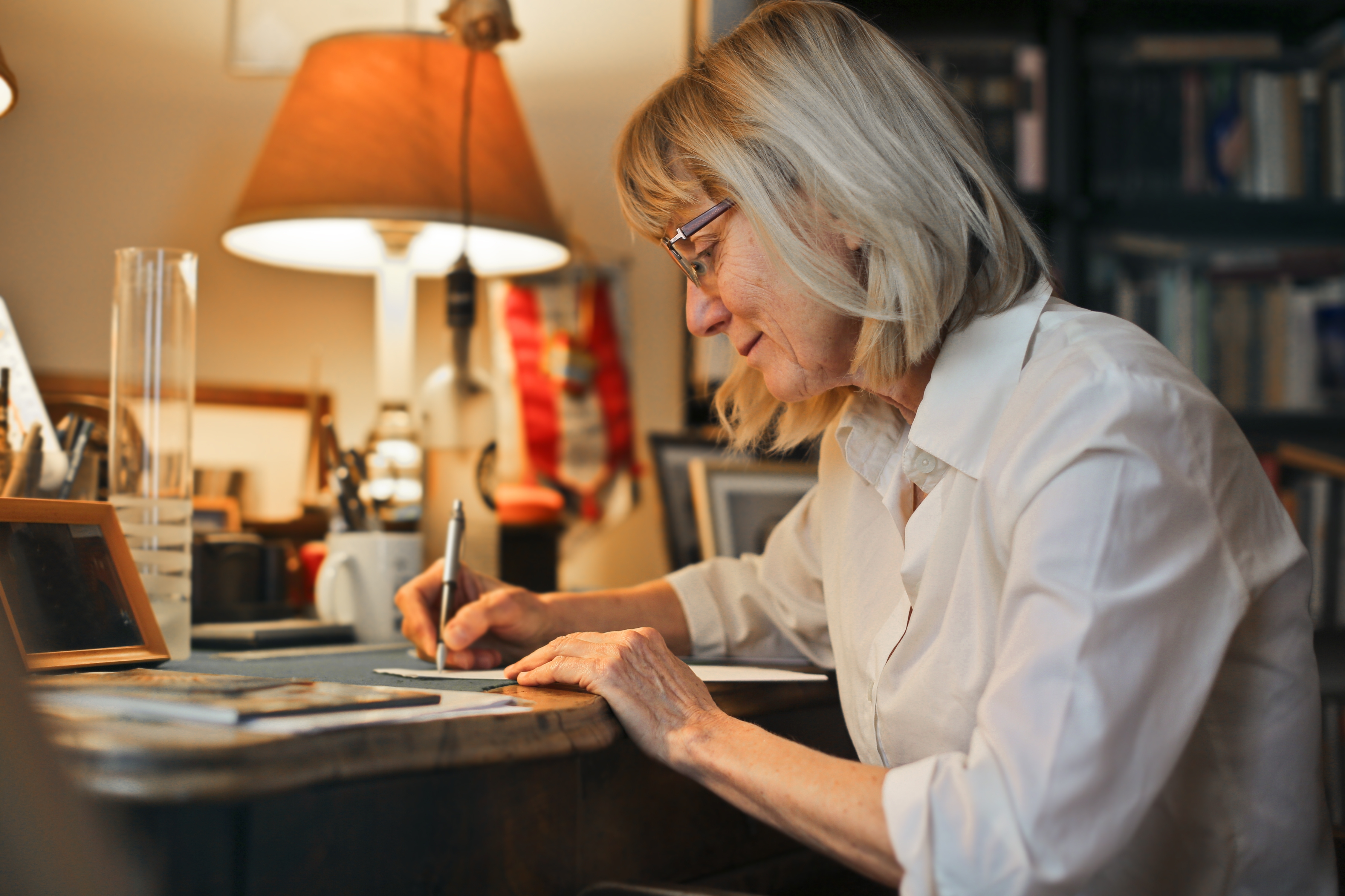 Mujer escribiendo una carta | Foto: Shutterstock