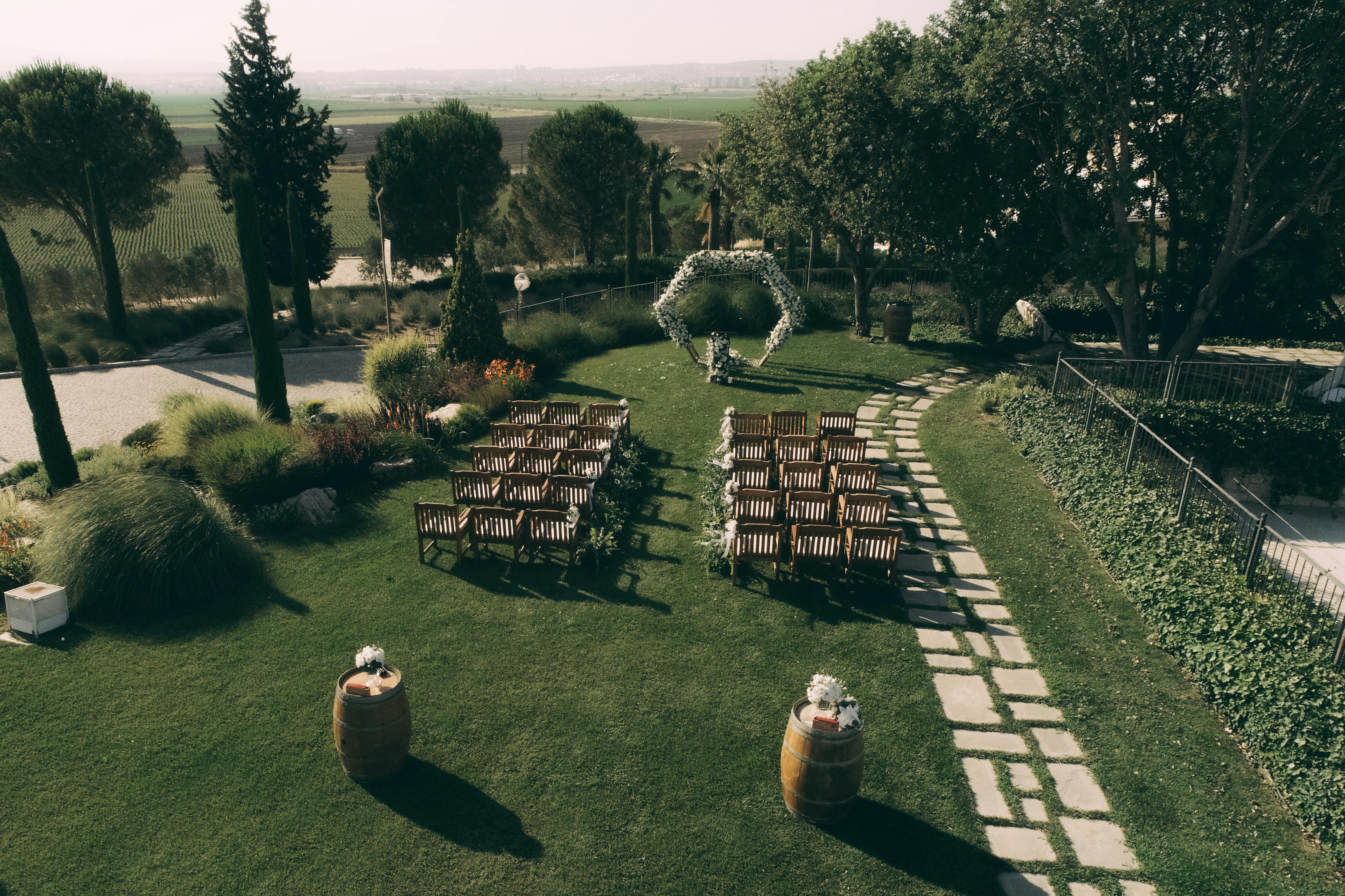 Un jardín preparado para una ceremonia nupcial | Fuente: Pexels