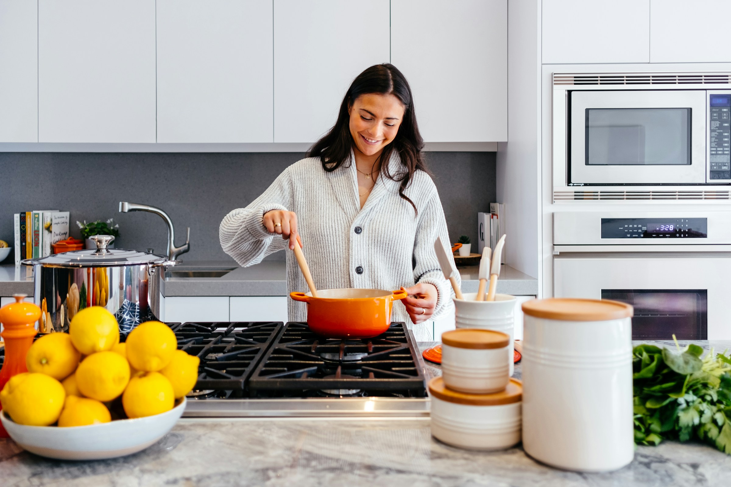 Una mujer cocinando | Fuente: Unsplash