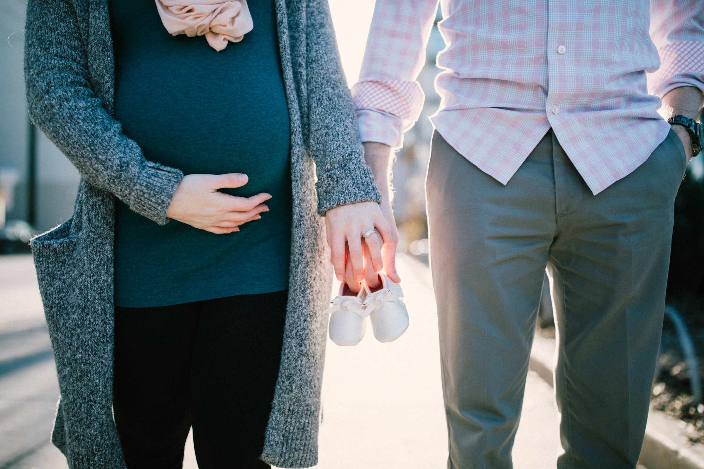 Una mujer embarazada con su pareja | Fuente: Unsplash