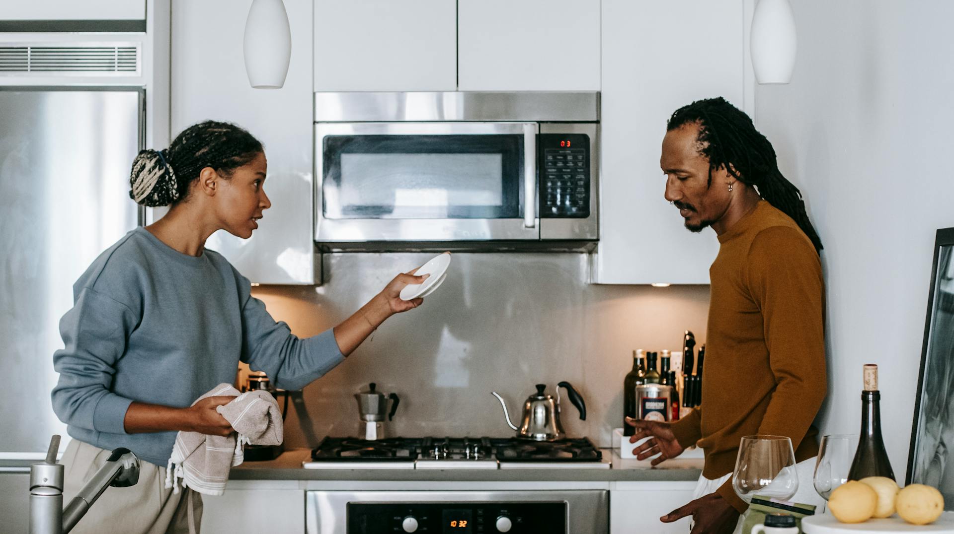 Una pareja discutiendo en una cocina | Fuente: Pexels