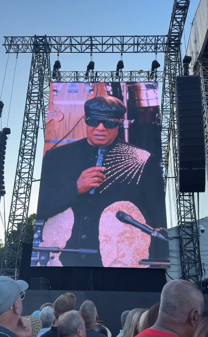 Stevie Wonder visto en la pantalla de un concierto hablando de los rumores sobre su vista durante la parada de su gira en Cardiff, Gales, el 10 de julio de 2025 | Fuente: Instagram/cardifflife.wales