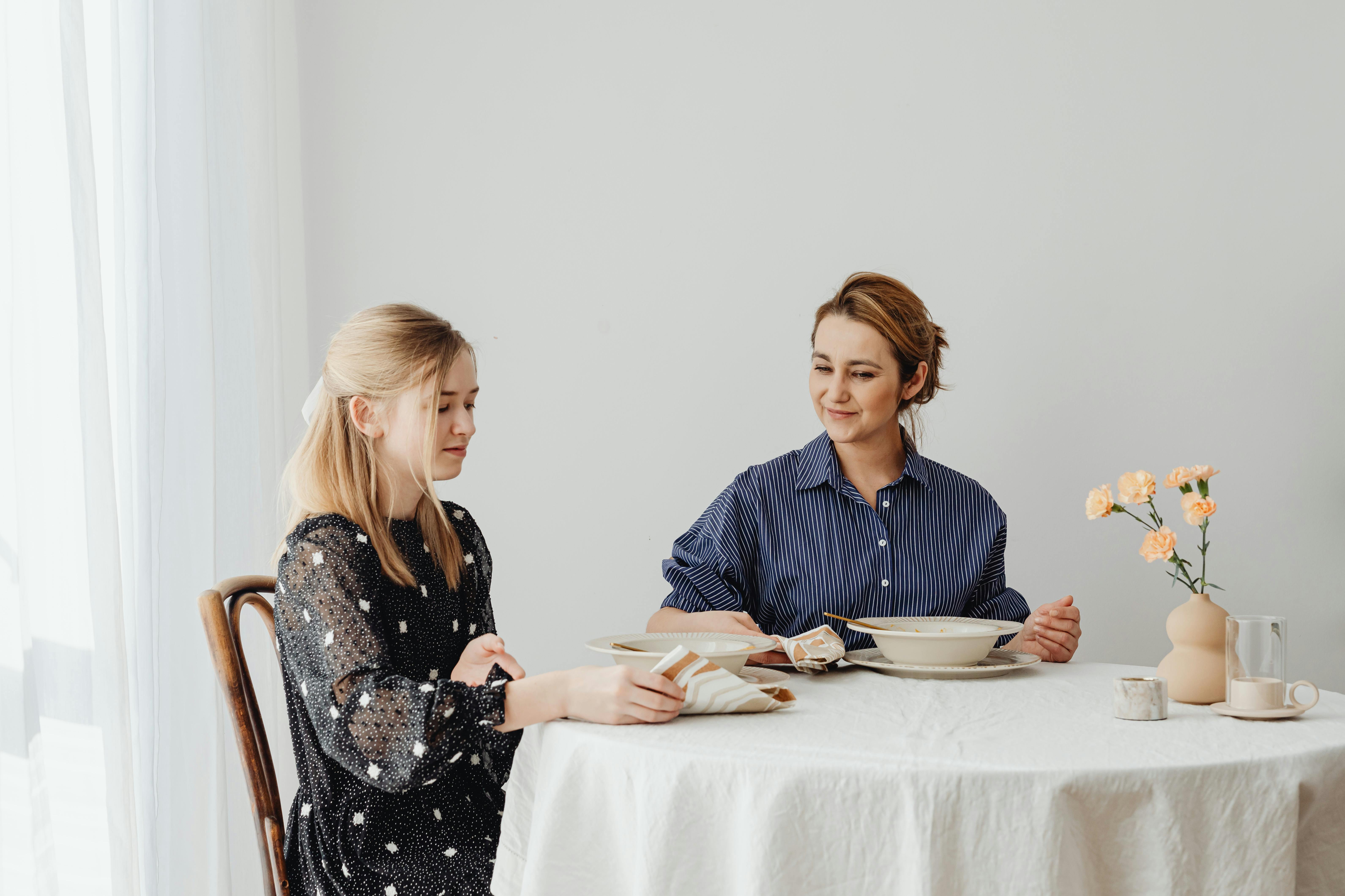 Dos mujeres cenando | Foto: Pexels
