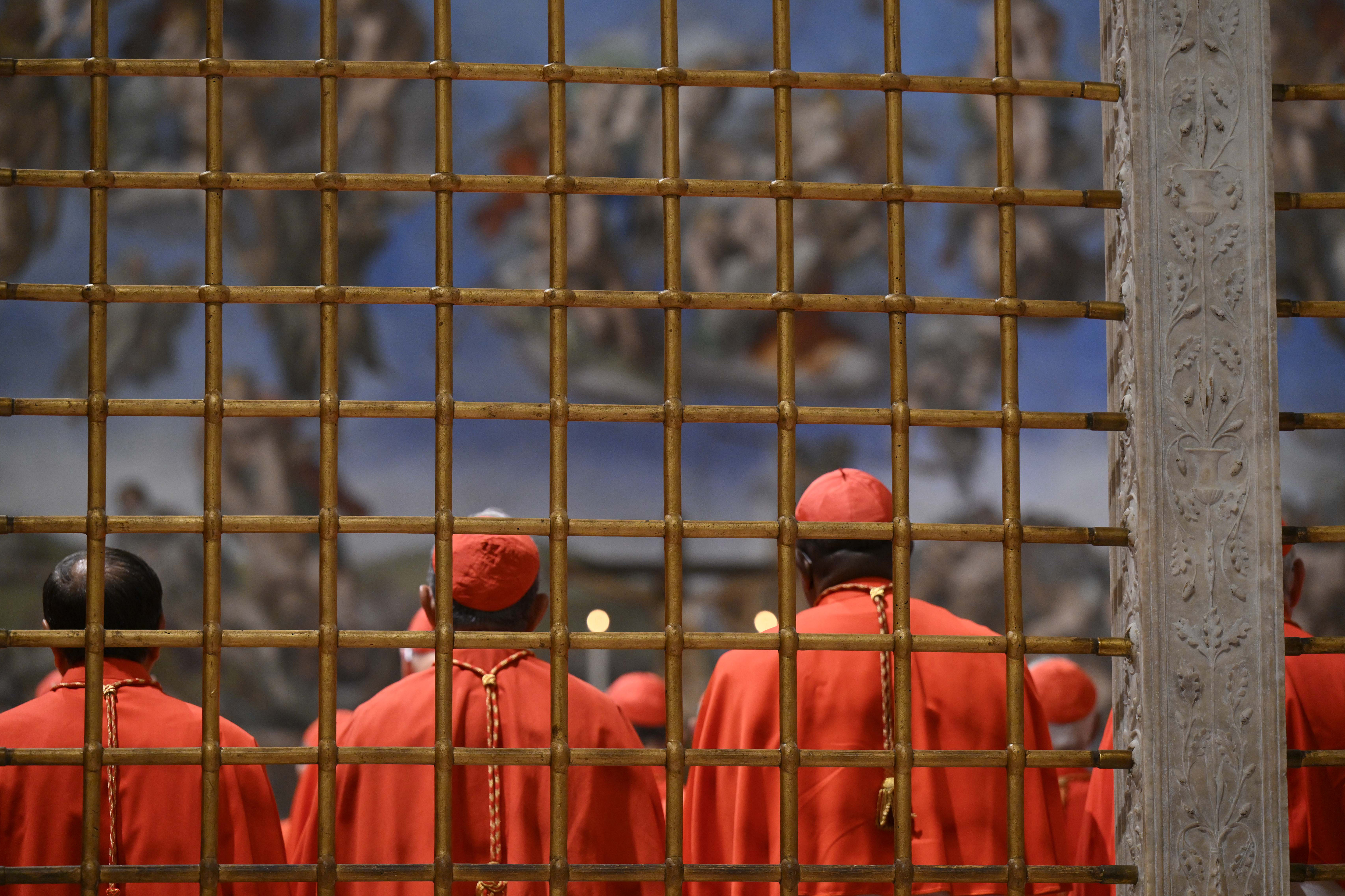 Los cardenales se reúnen en el interior de la Capilla Sixtina mientras comienza el cónclave papal en la Ciudad del Vaticano el 7 de mayo de 2025 | Fuente: Getty Images
