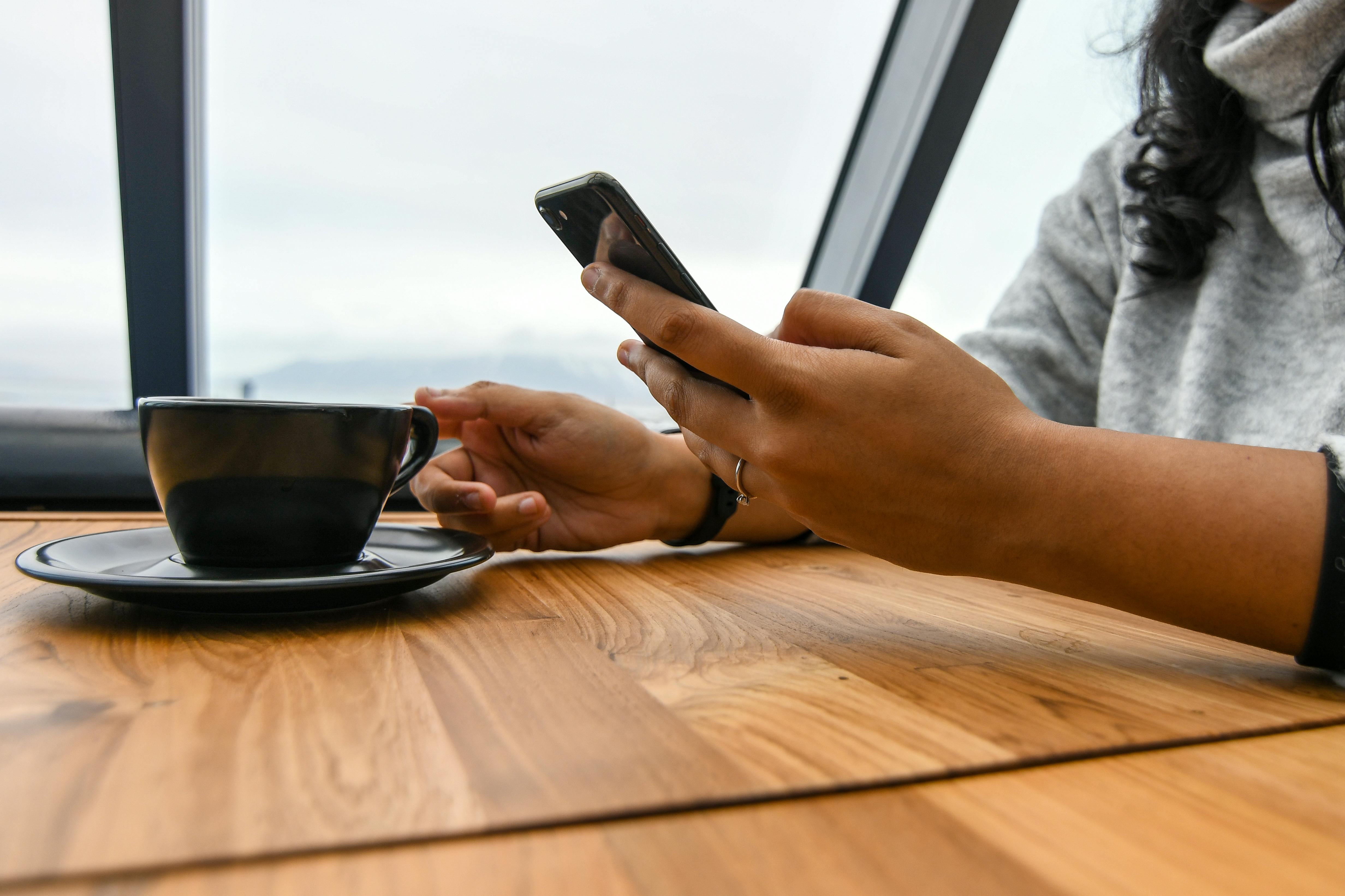 Una mujer con un teléfono en la mano | Fuente: Pexels