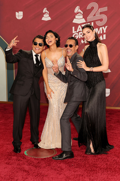 De izq. a der.: Christian Nodal, Ángela Aguilar, Marc Anthony y Nadia Ferreira asisten a la 25.ª edición de los Latin Grammy Awards en el Kaseya Center el 14 de noviembre de 2024 en Miami, Florida | Fuente: Getty Images
