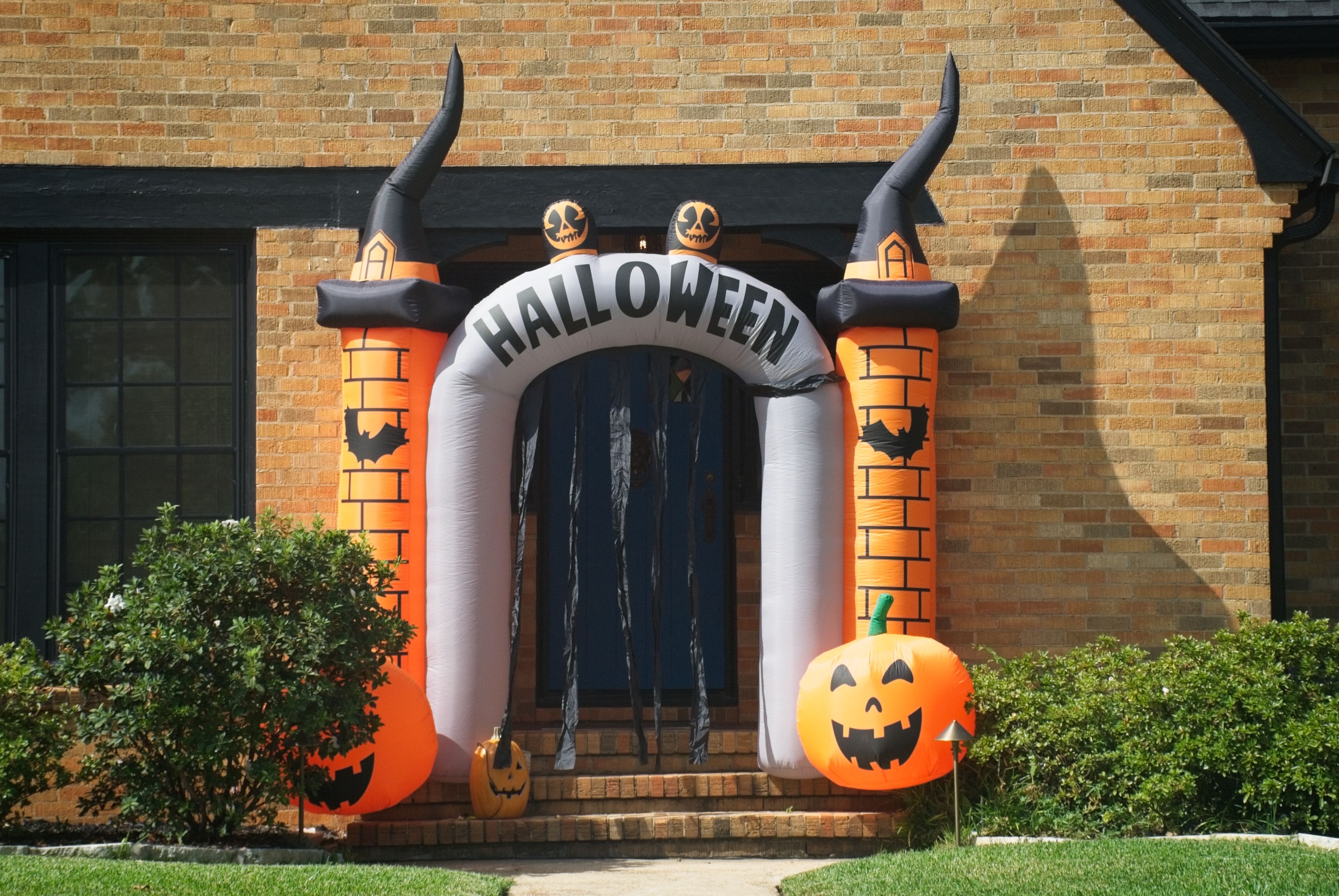 Una casa decorada para Halloween | Fuente: Pexels
