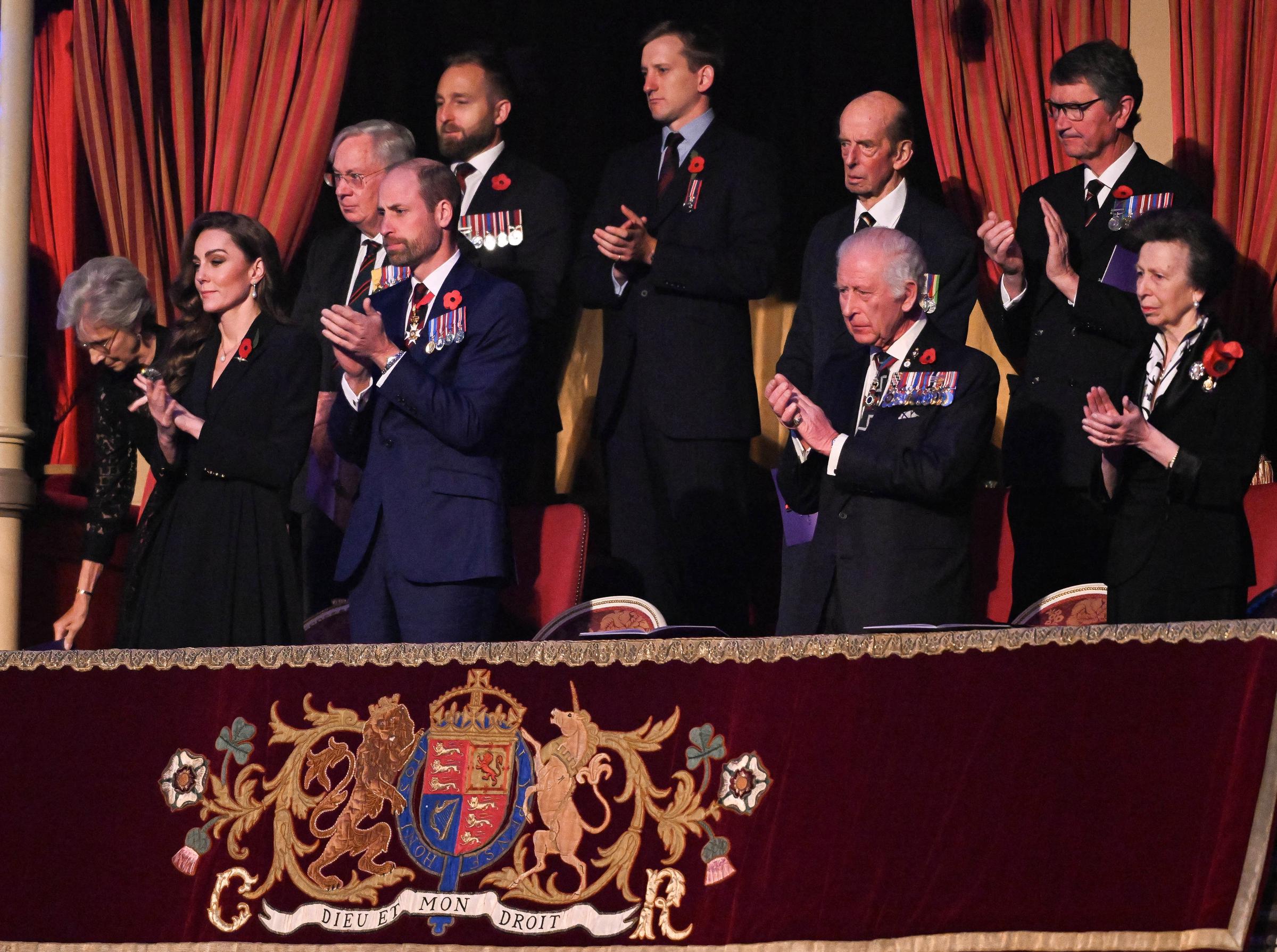 Catherine, princesa de Gales, William, príncipe de Gales, el rey Charles III y Anne, Princesa Real, asisten al Festival del Recuerdo de la Legión Real Británica el 9 de noviembre de 2024 | Fuente: Getty Images