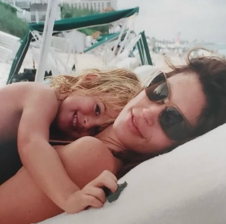 Cindy Crawford abraza a su hijo pequeño, Presley Gerber, durante un día en la playa, en una bonita foto de archivo que la supermodelo ha compartido en Facebook. | Fuente: Facebook/Cindy Crawford