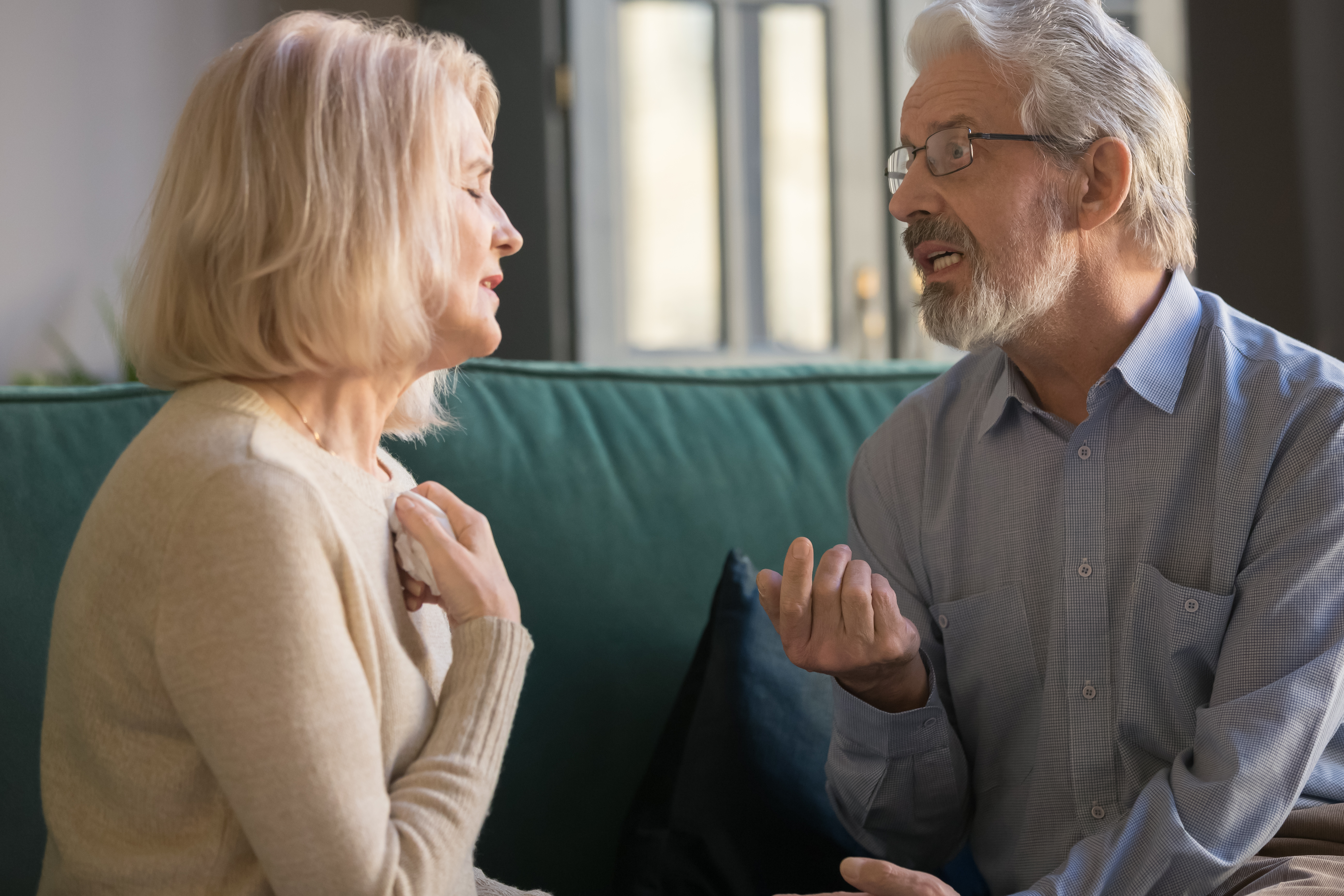 Un hombre y una mujer discutiendo | Foto: Shutterstock