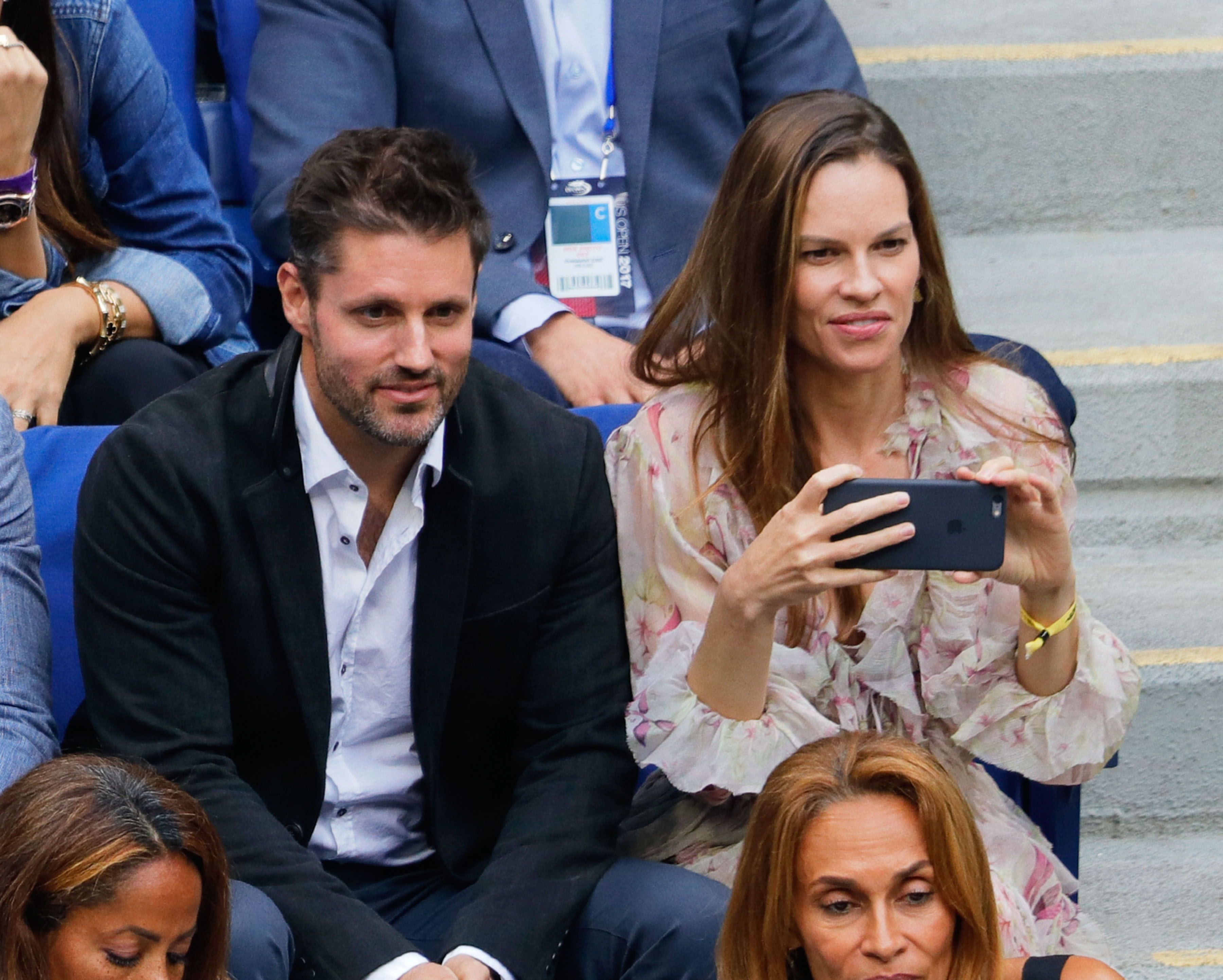 Hilary Swank y Philip Schneider durante la final femenina del US Open 2017 en el estadio Arthur Ashe el 9 de septiembre de 2017 en Nueva York | Fuente: Getty Images