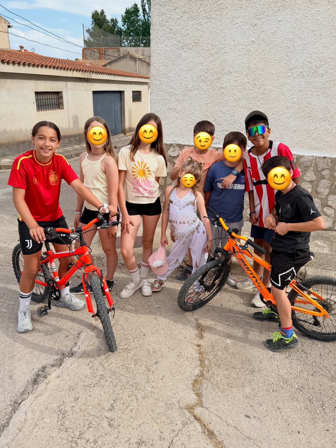 Alaïa, hija de Adamari López y Toni Costa, disfrutando de sus vacaciones en La Gila, en Albacete, España | Fuente: Instagram/toni