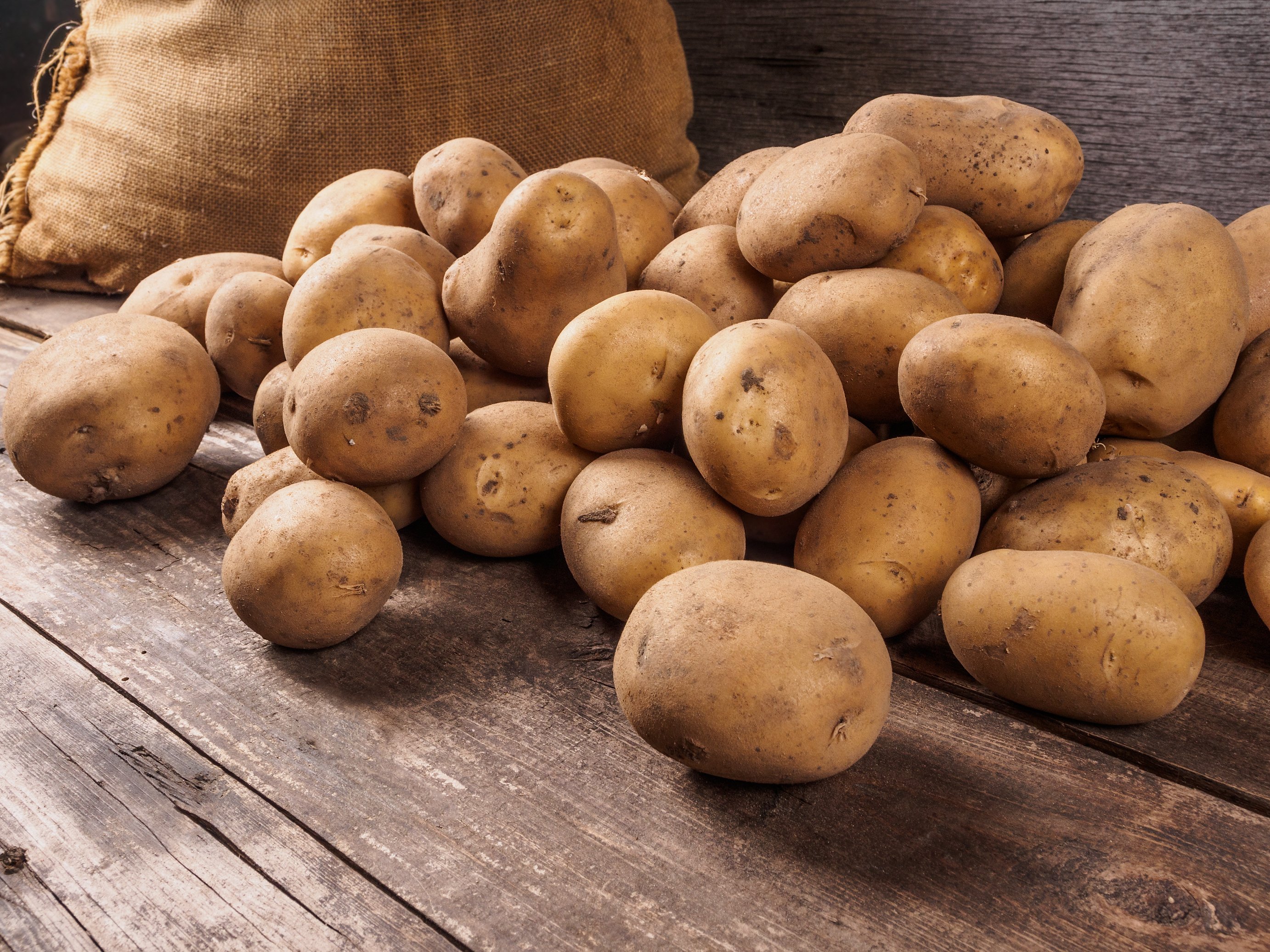 Patatas sobre la mesa. | Foto: Shutterstock